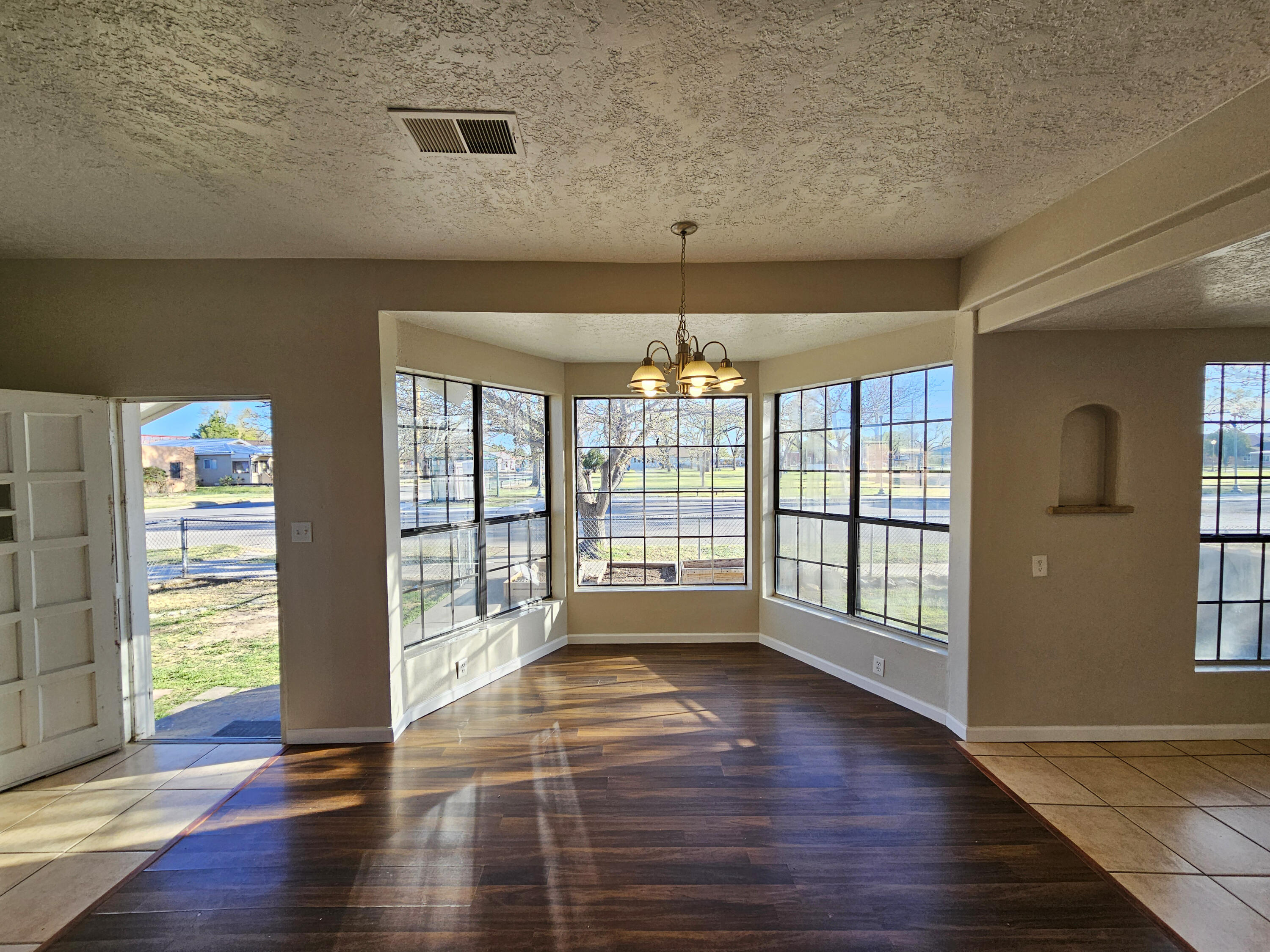 300 W Chavez Avenue