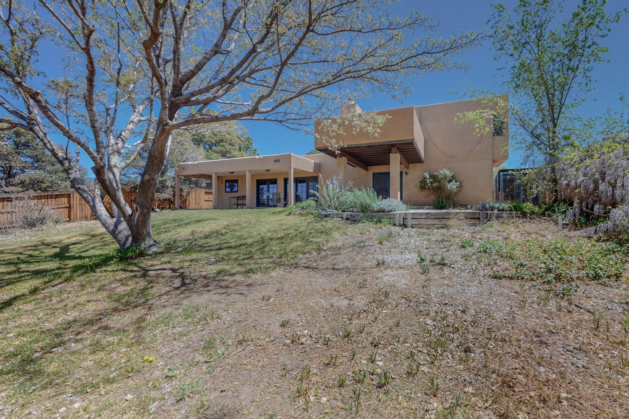 1333 Camino Cerrito SE