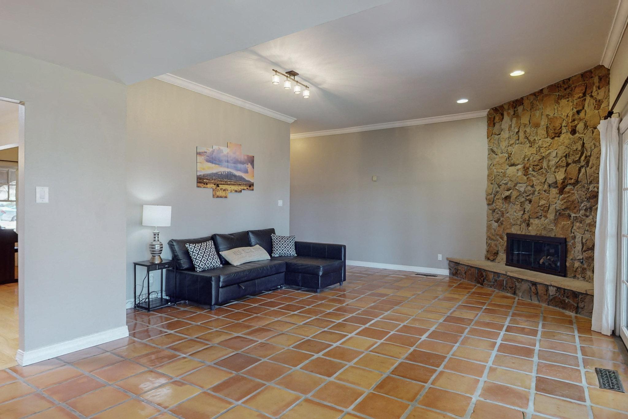 1333 Camino Cerrito SE