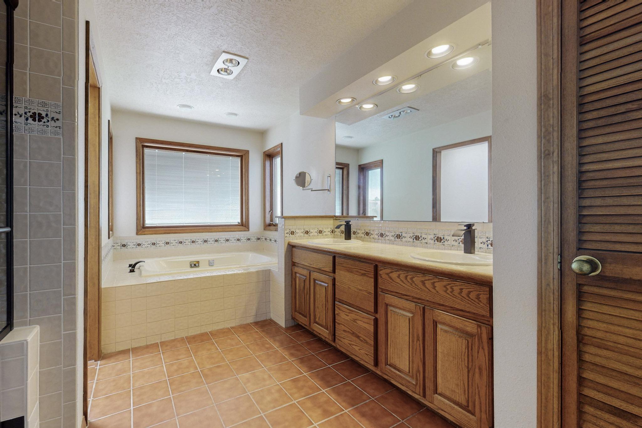 1333 Camino Cerrito SE