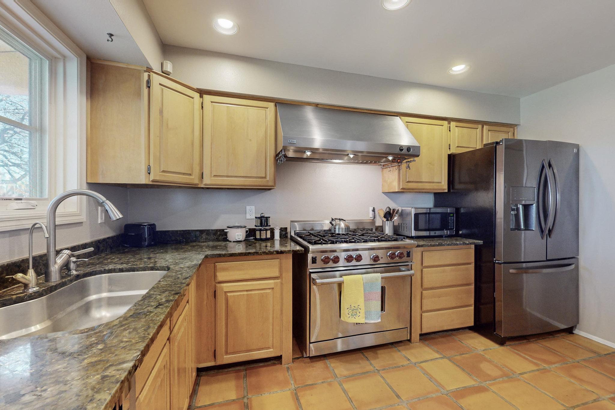 1333 Camino Cerrito SE