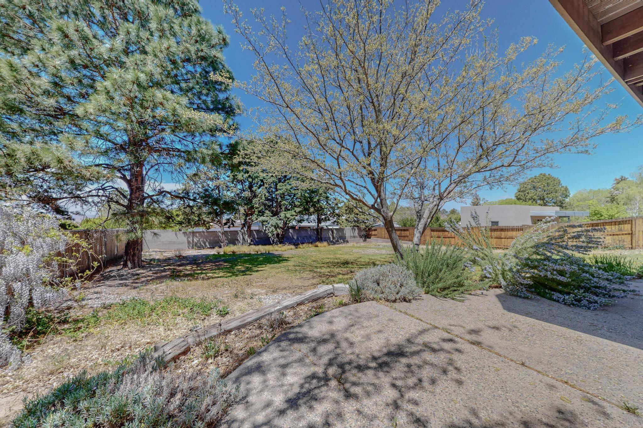 1333 Camino Cerrito SE