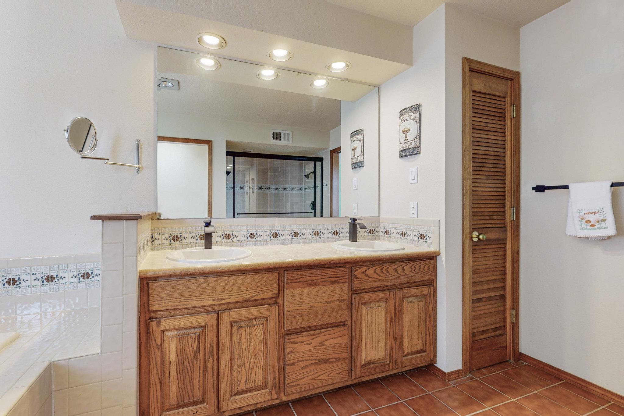 1333 Camino Cerrito SE