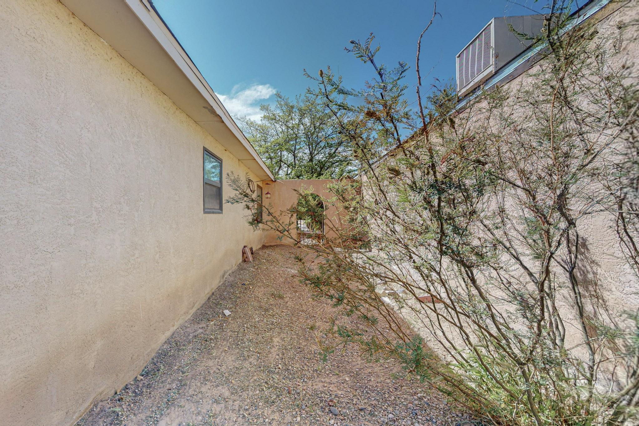 856 Entrada Drive SW
