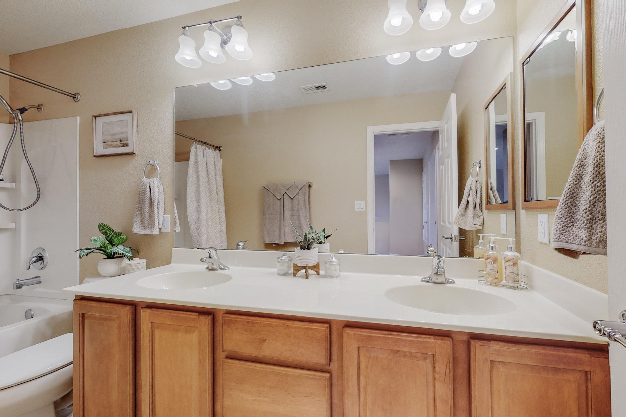 217 Paseo Vista Loop NE
