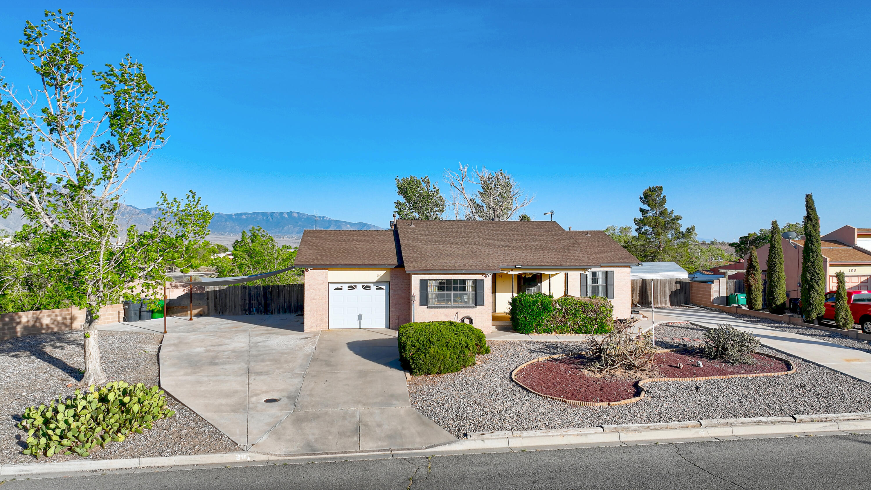 706 Saratoga Drive NE