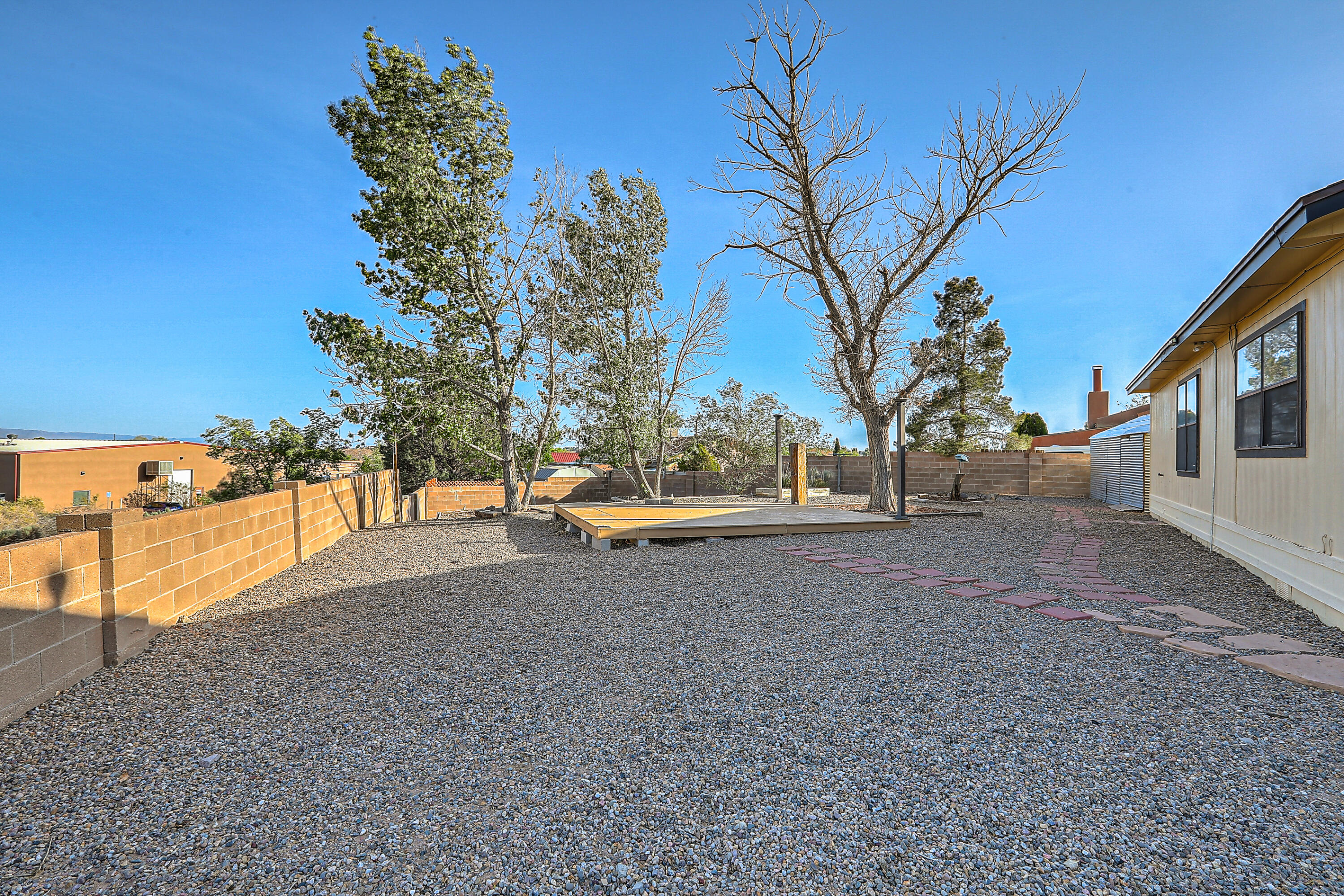 706 Saratoga Drive NE