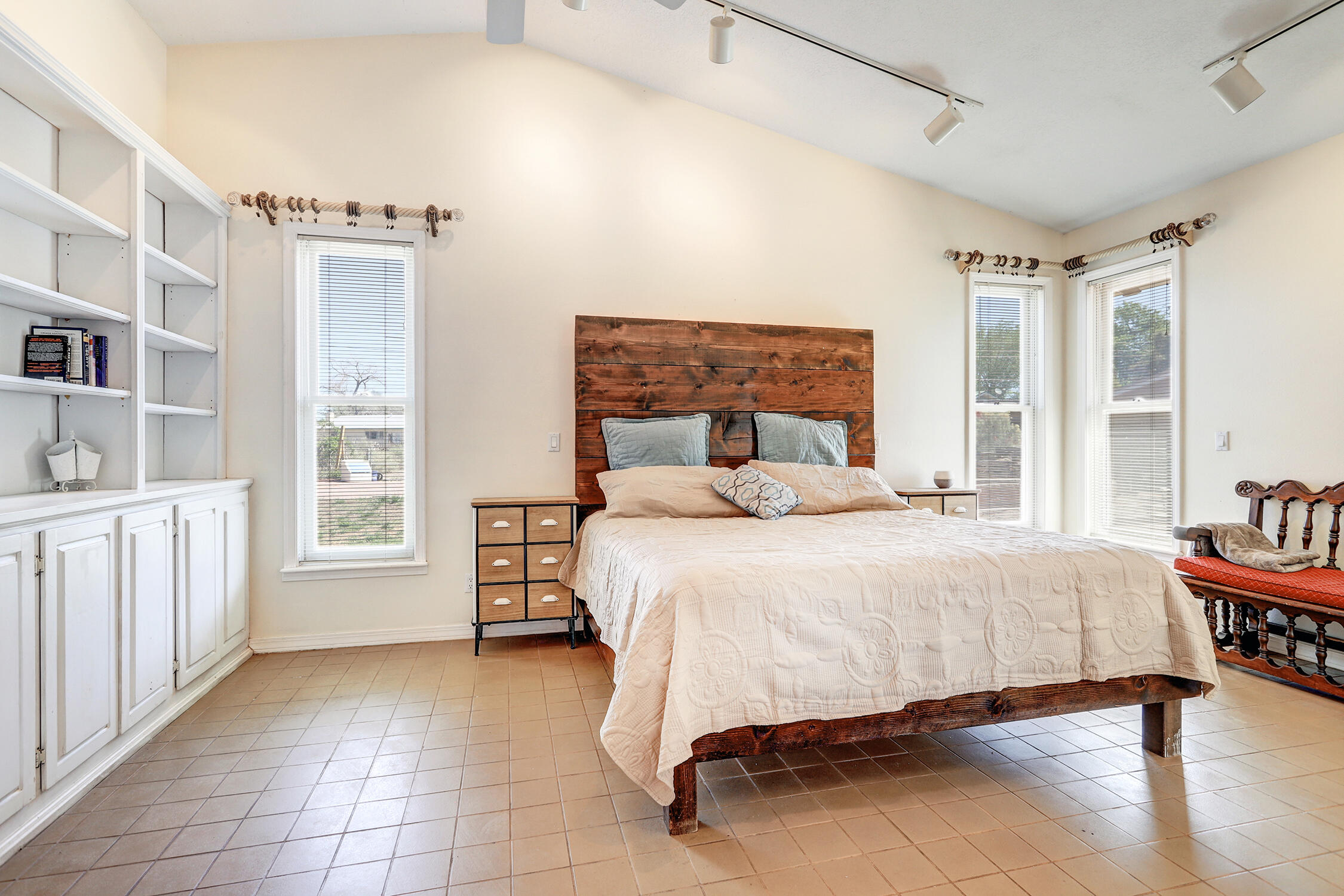 1209 Alameda Road
