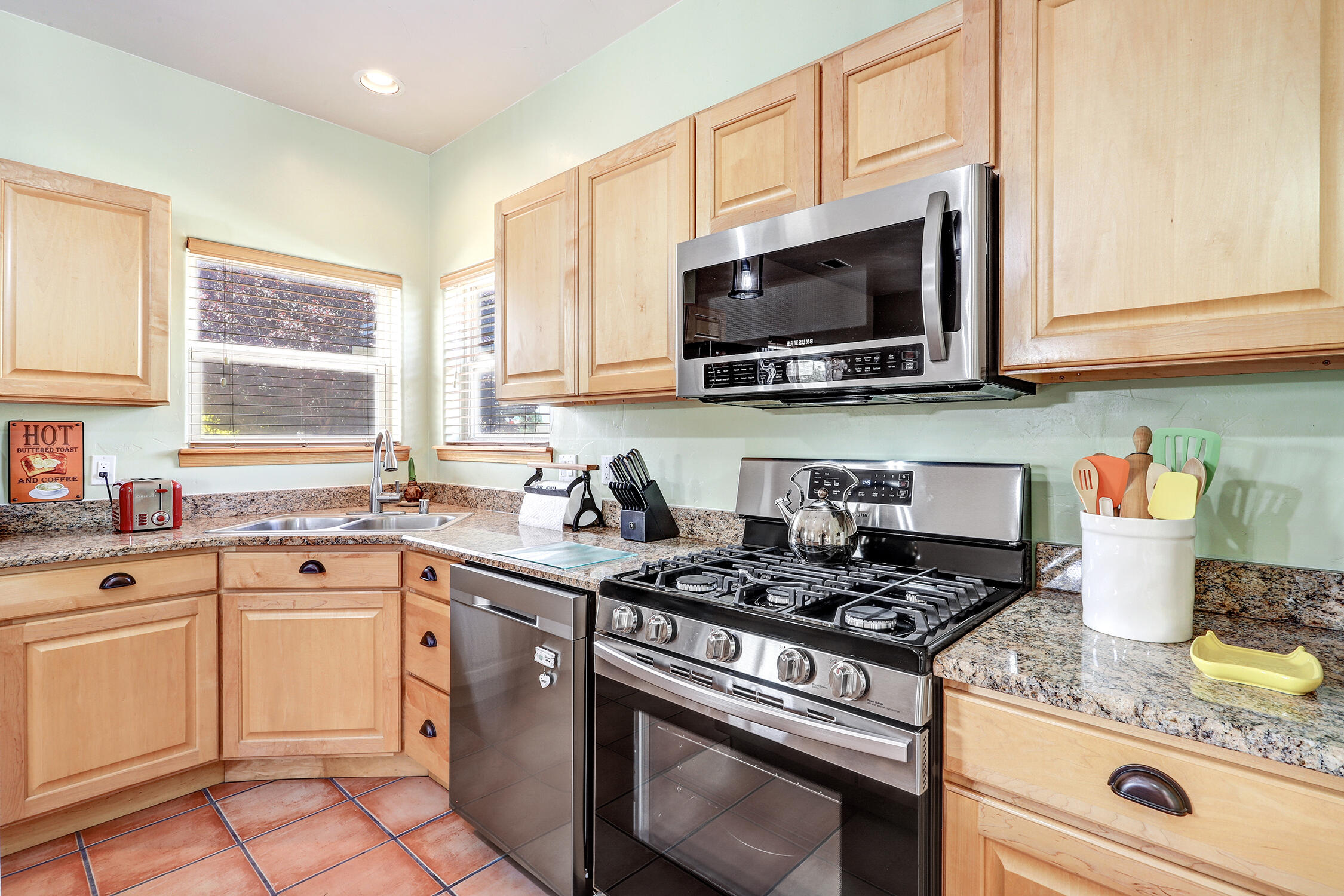 6894 Nacelle Road NE