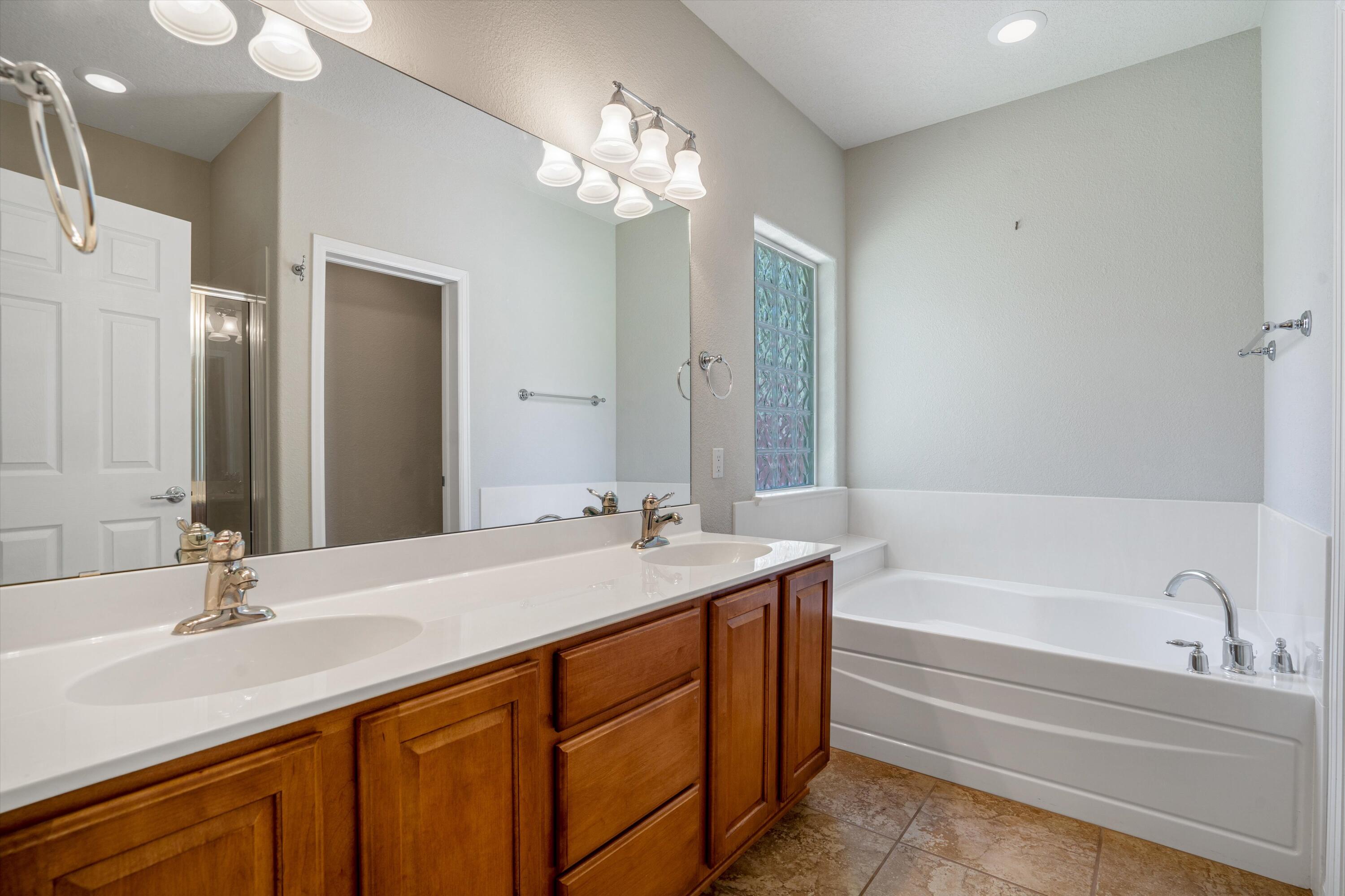 356 Paseo Vista Loop NE