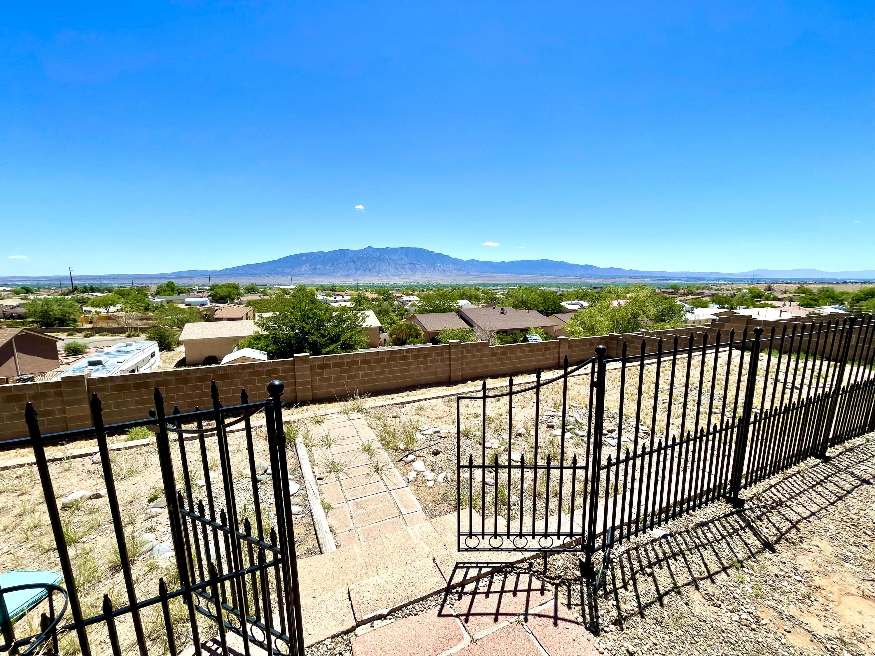 576 Pyrite Drive NE