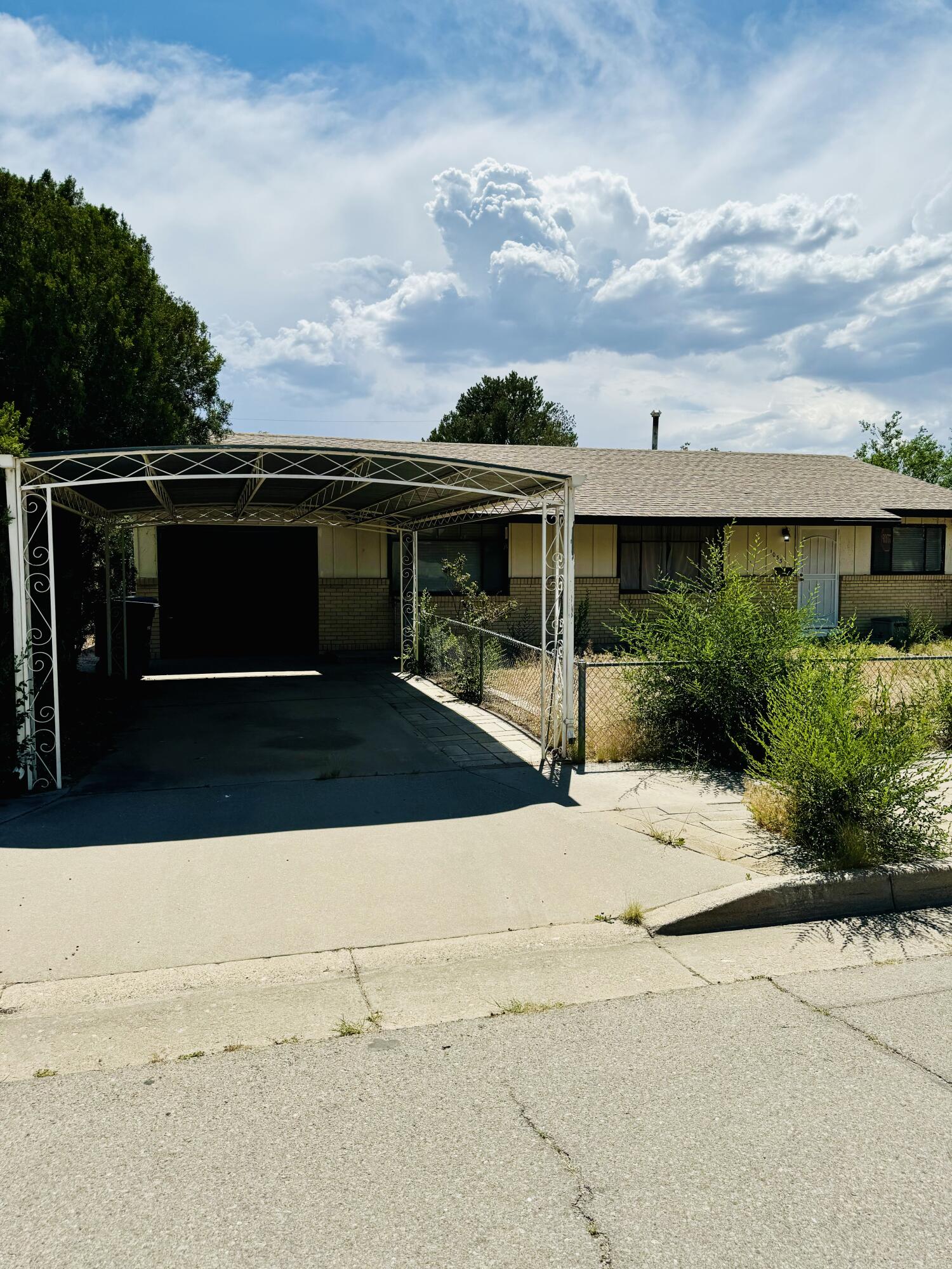 1033 Luthy Circle NE