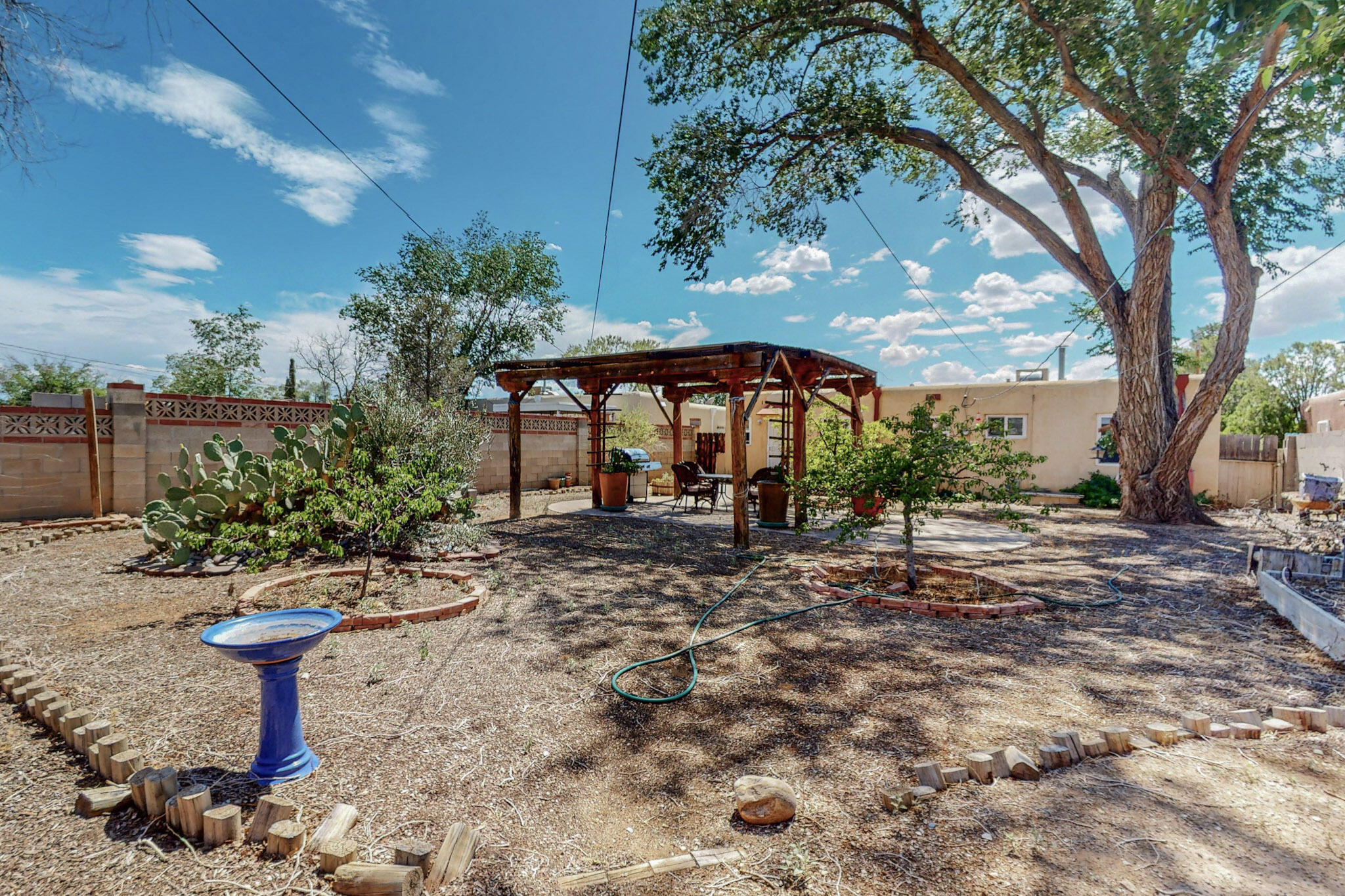 620 Palomas Drive SE