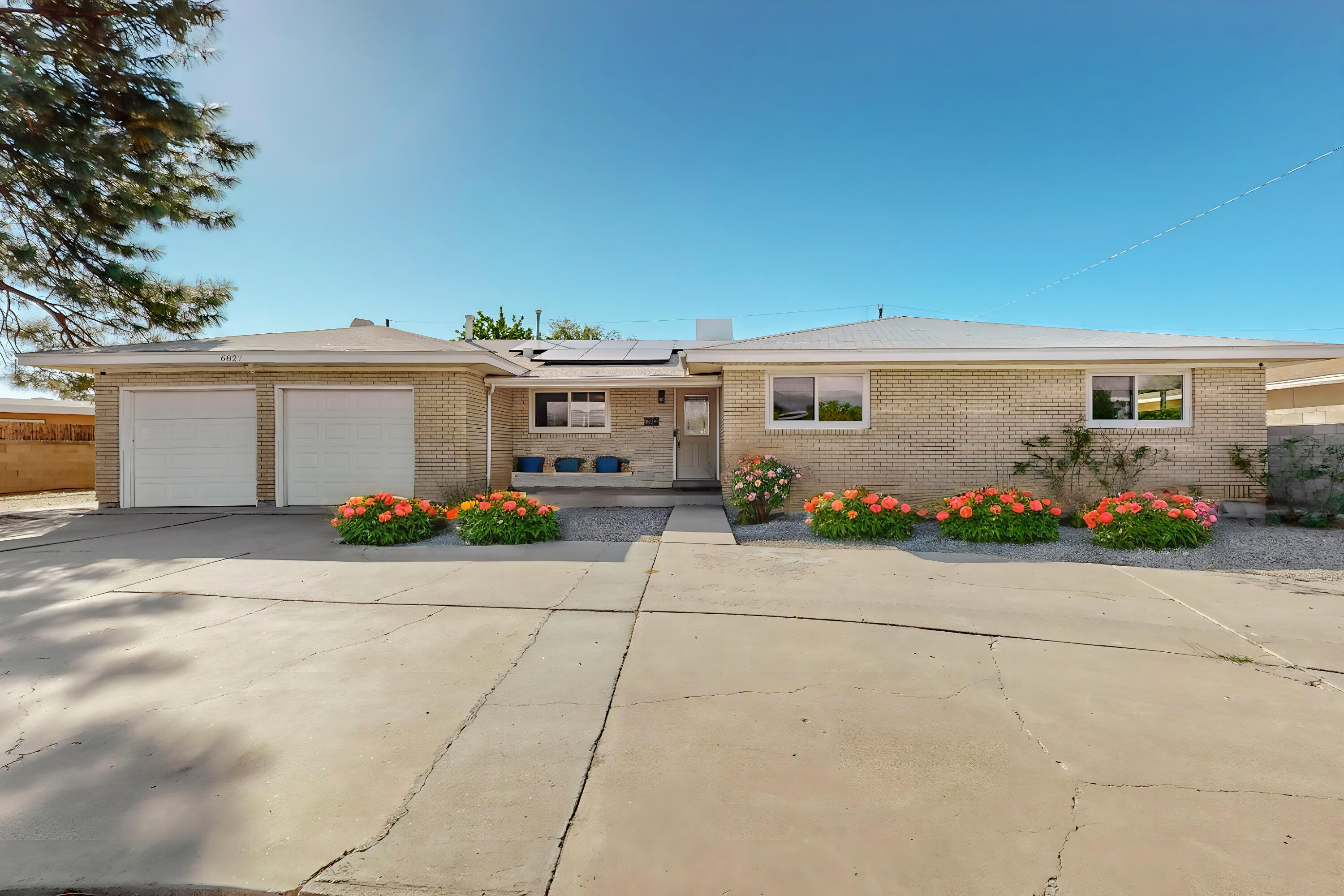 6827 Mossman Place NE