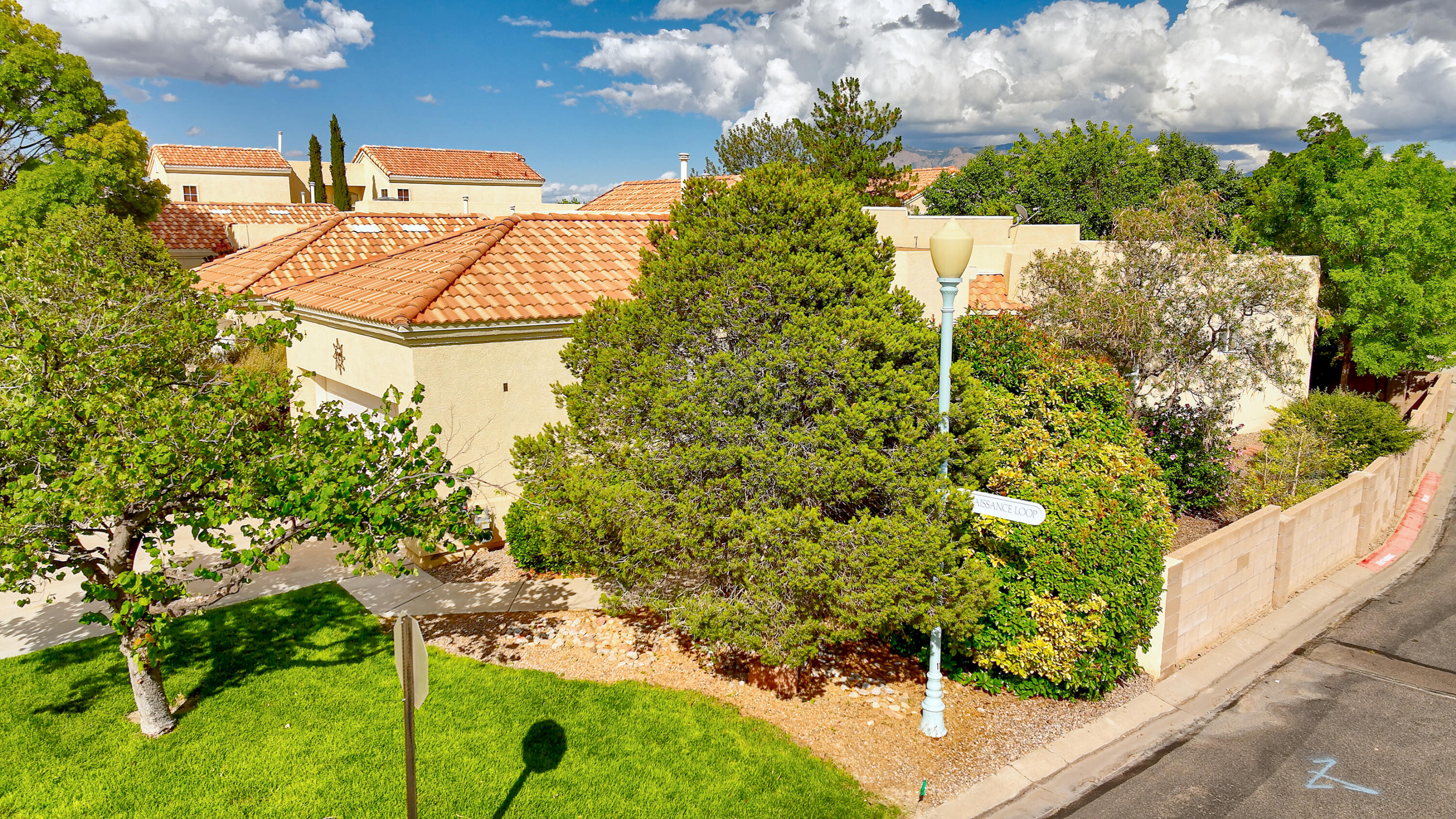 712 Renaissance Loop SE