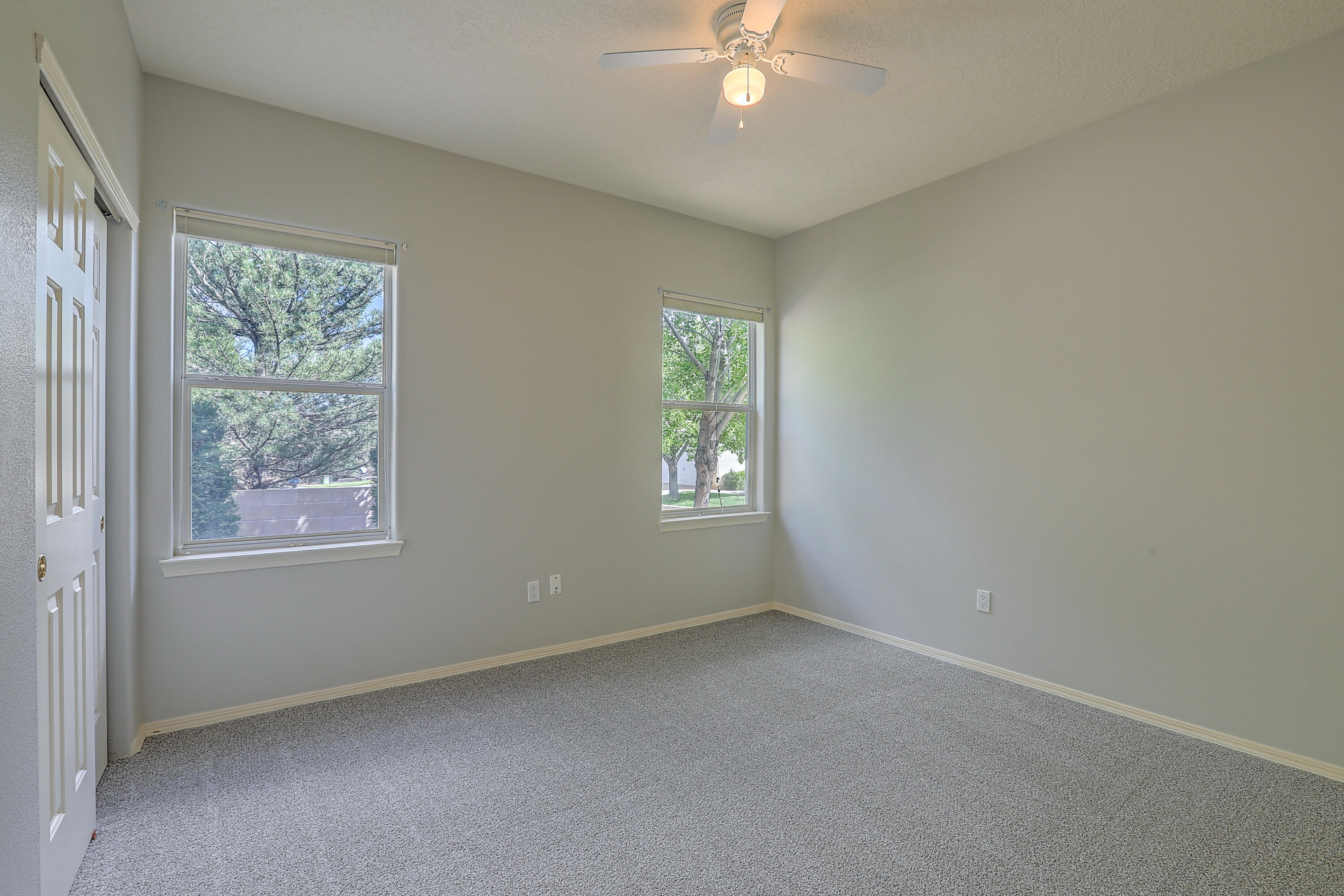 712 Renaissance Loop SE
