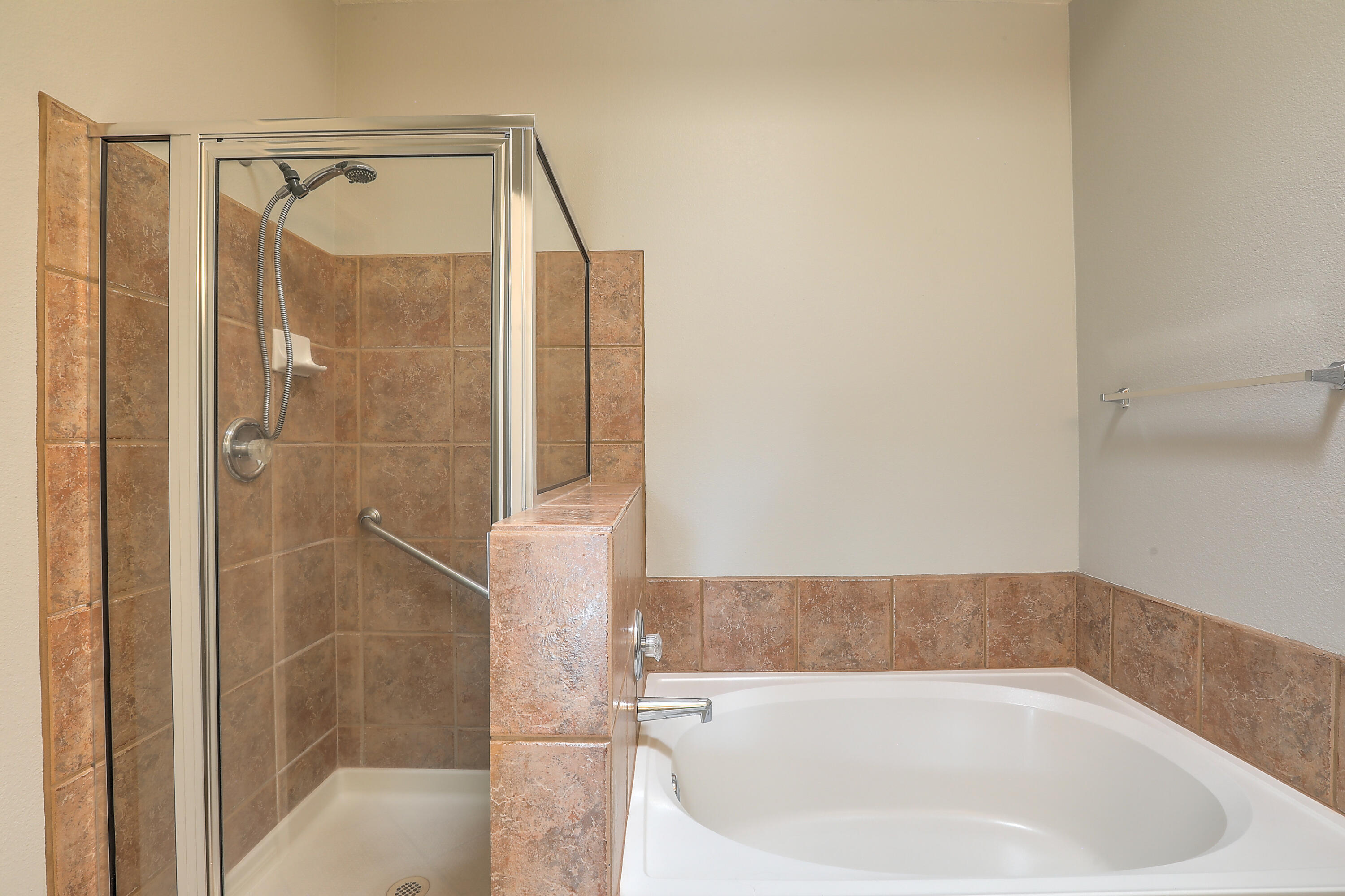 712 Renaissance Loop SE
