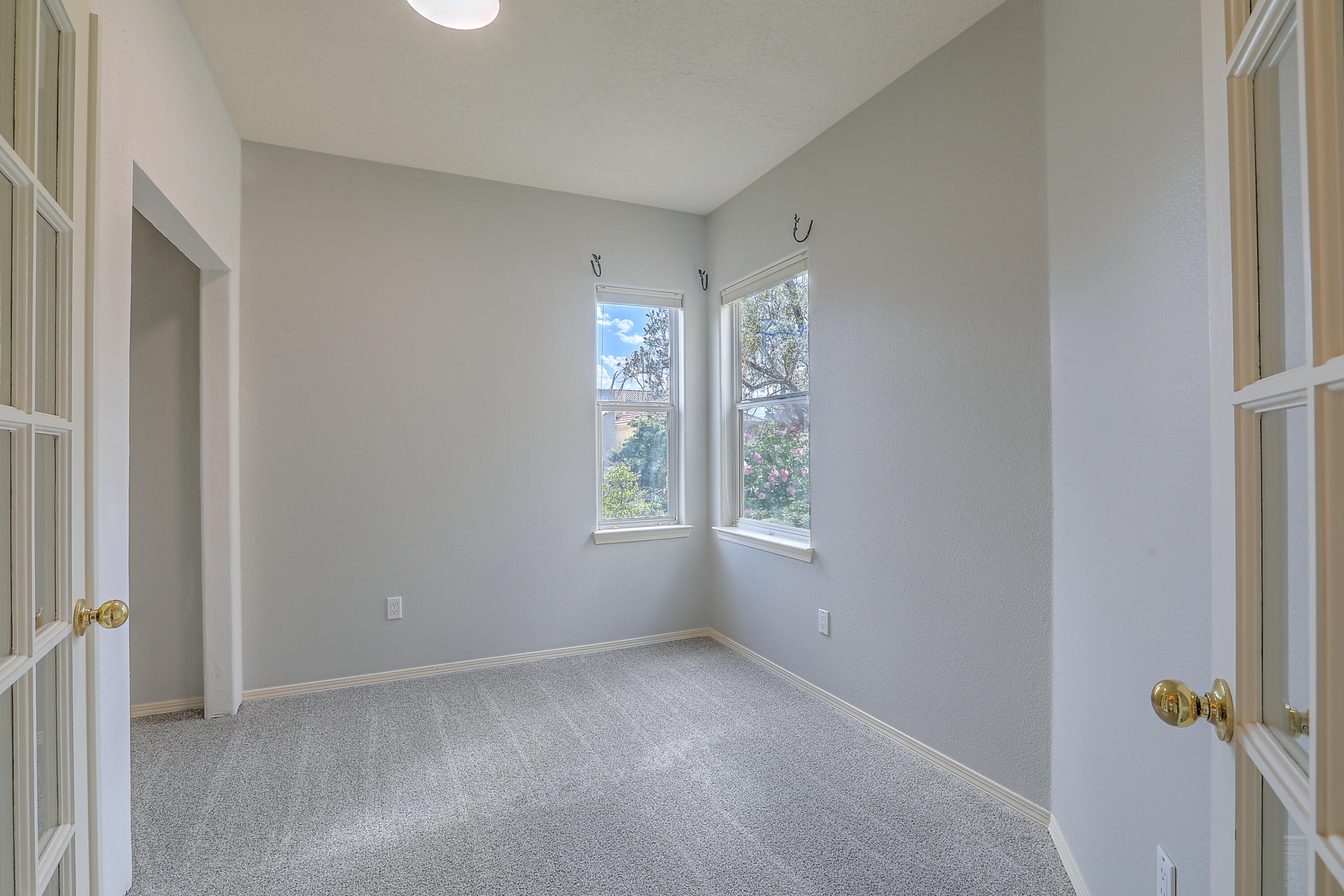 712 Renaissance Loop SE