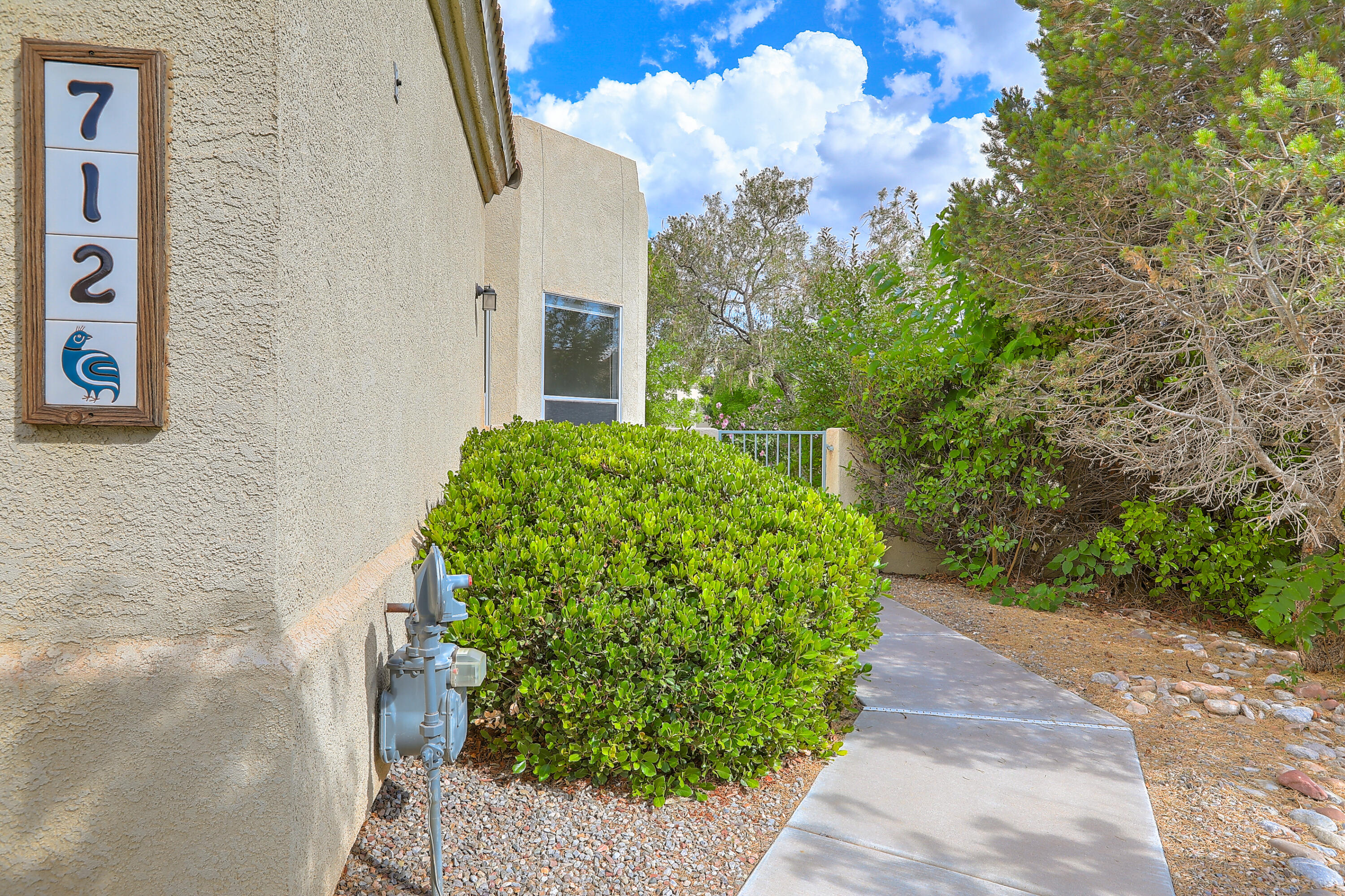 712 Renaissance Loop SE