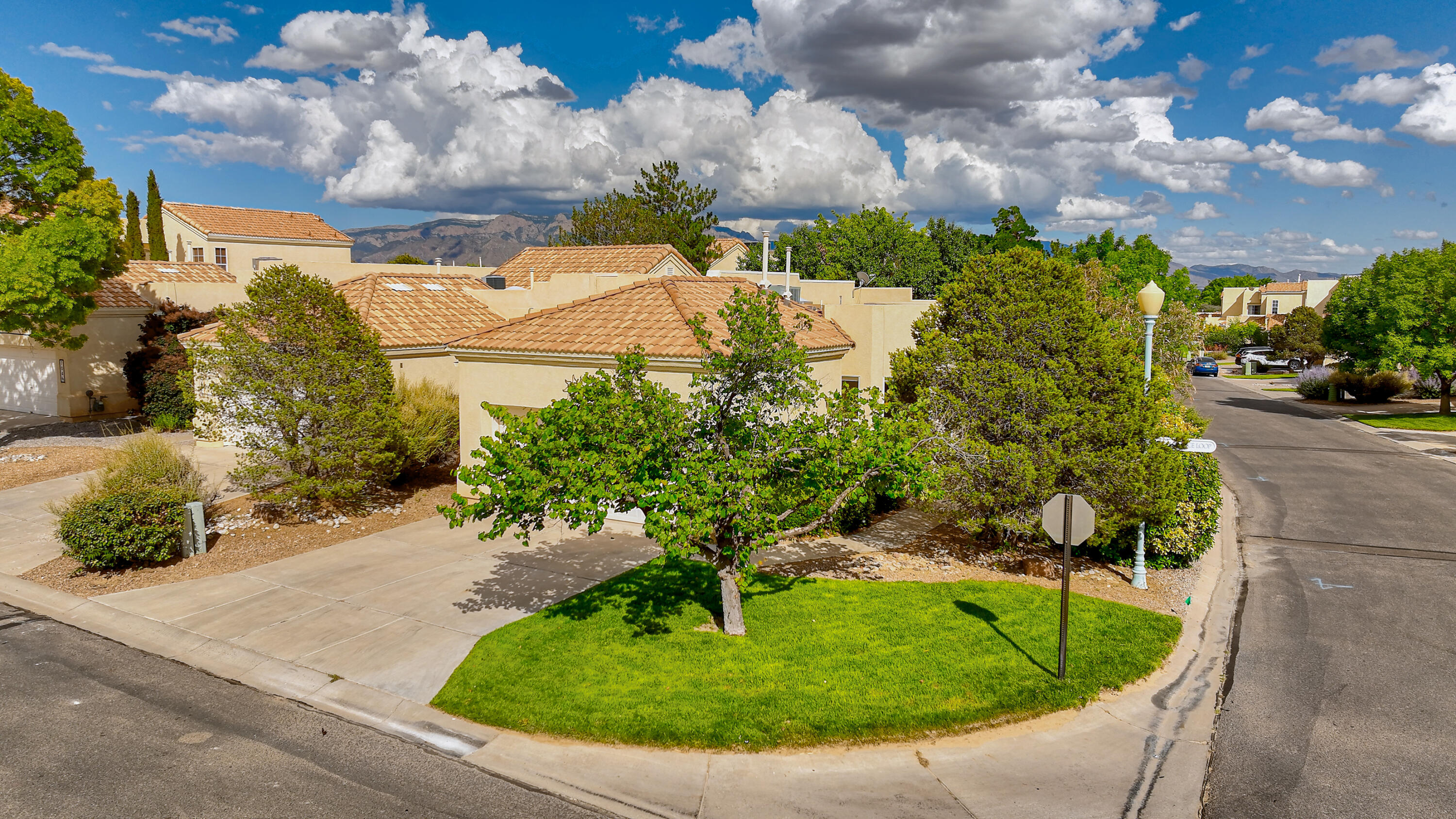 712 Renaissance Loop SE