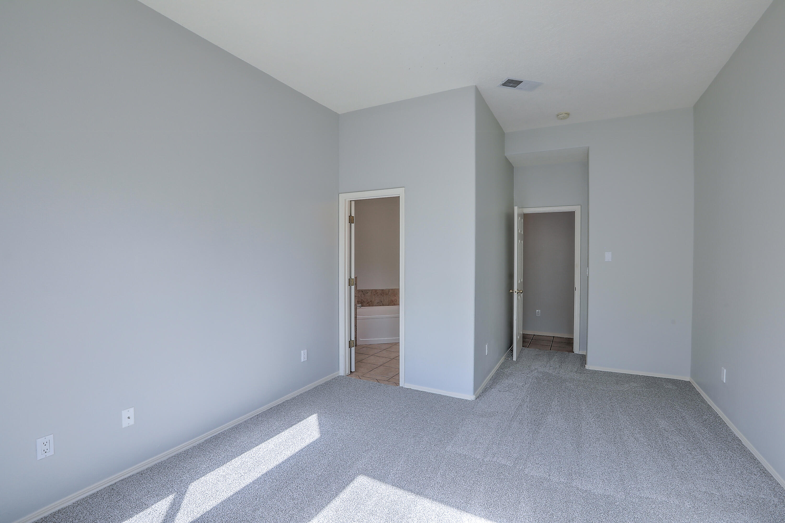 712 Renaissance Loop SE