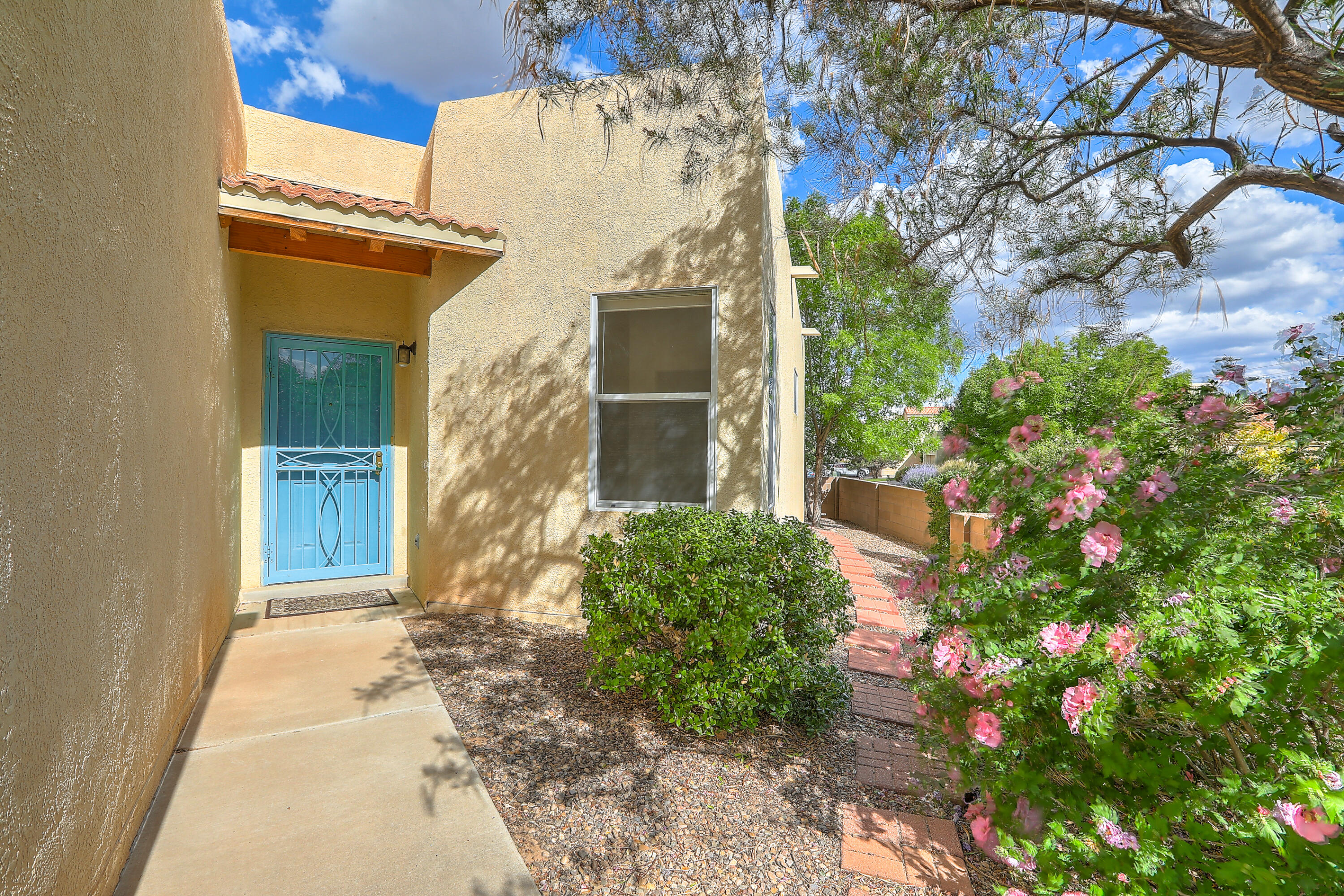 712 Renaissance Loop SE
