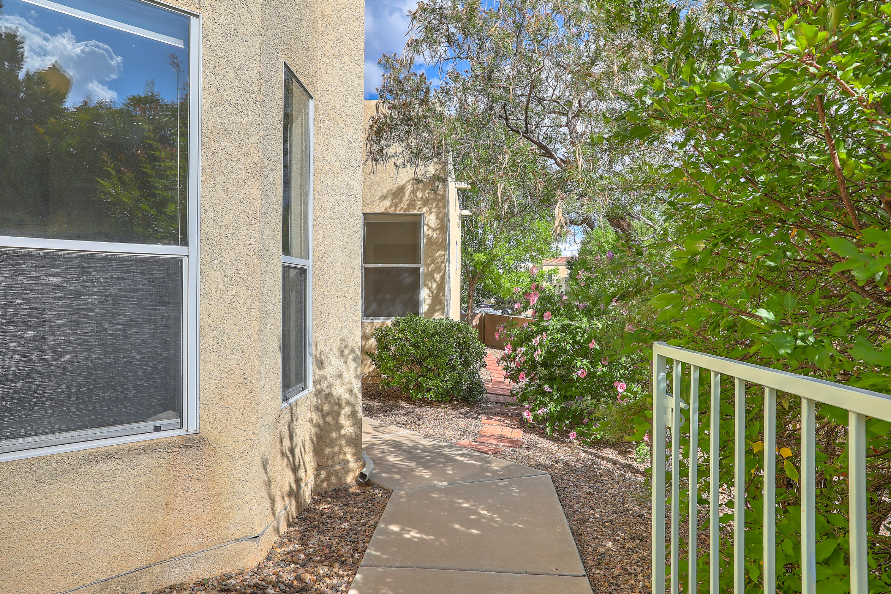 712 Renaissance Loop SE
