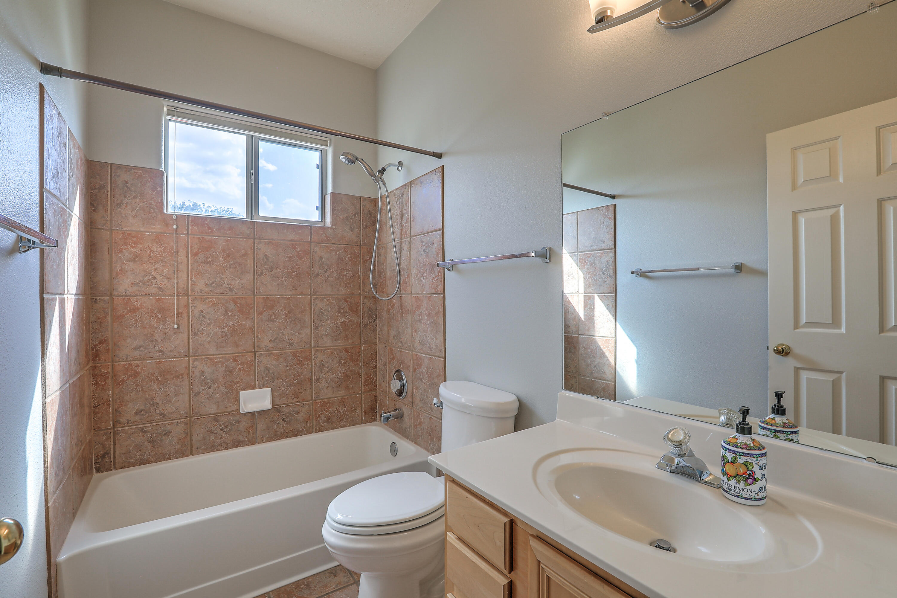 712 Renaissance Loop SE