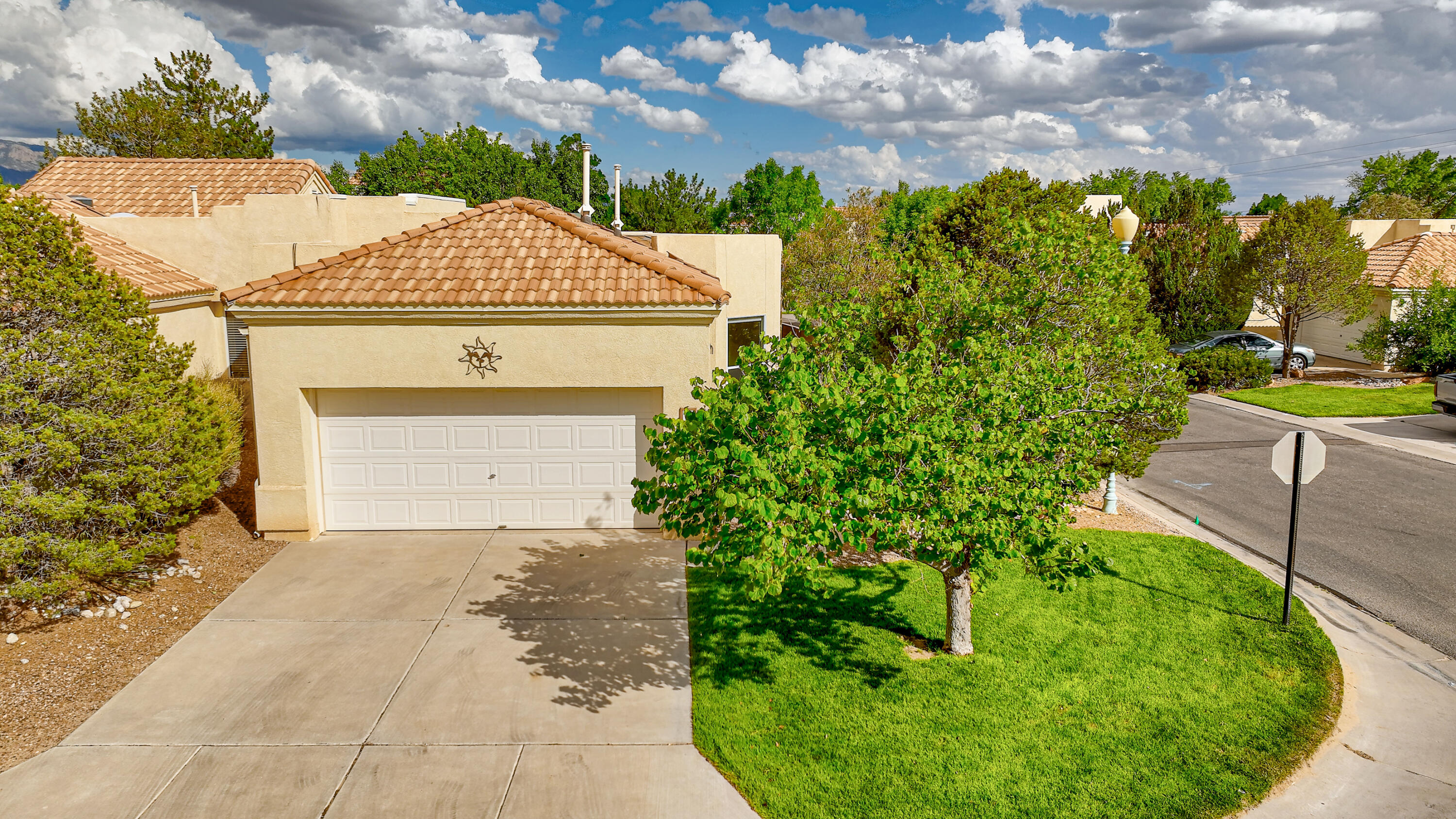 712 Renaissance Loop SE