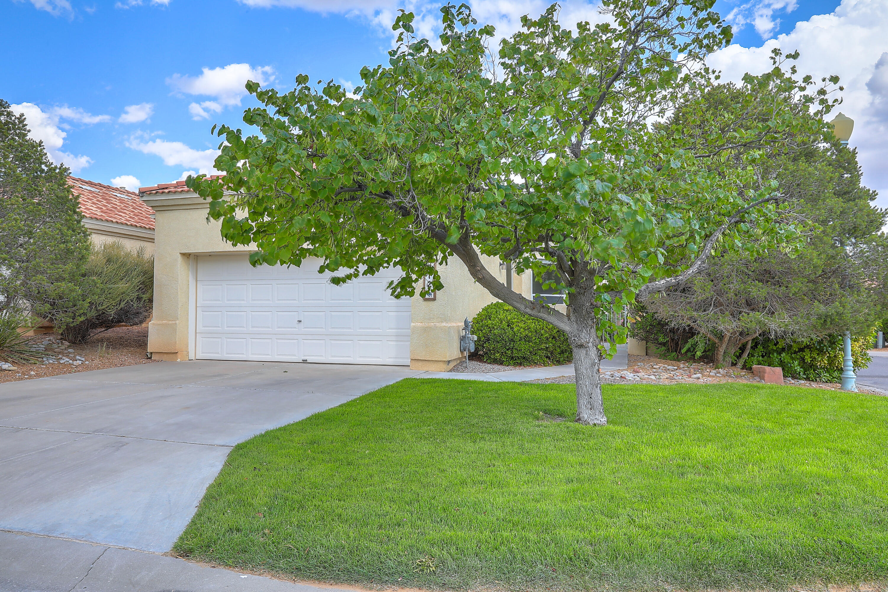 712 Renaissance Loop SE