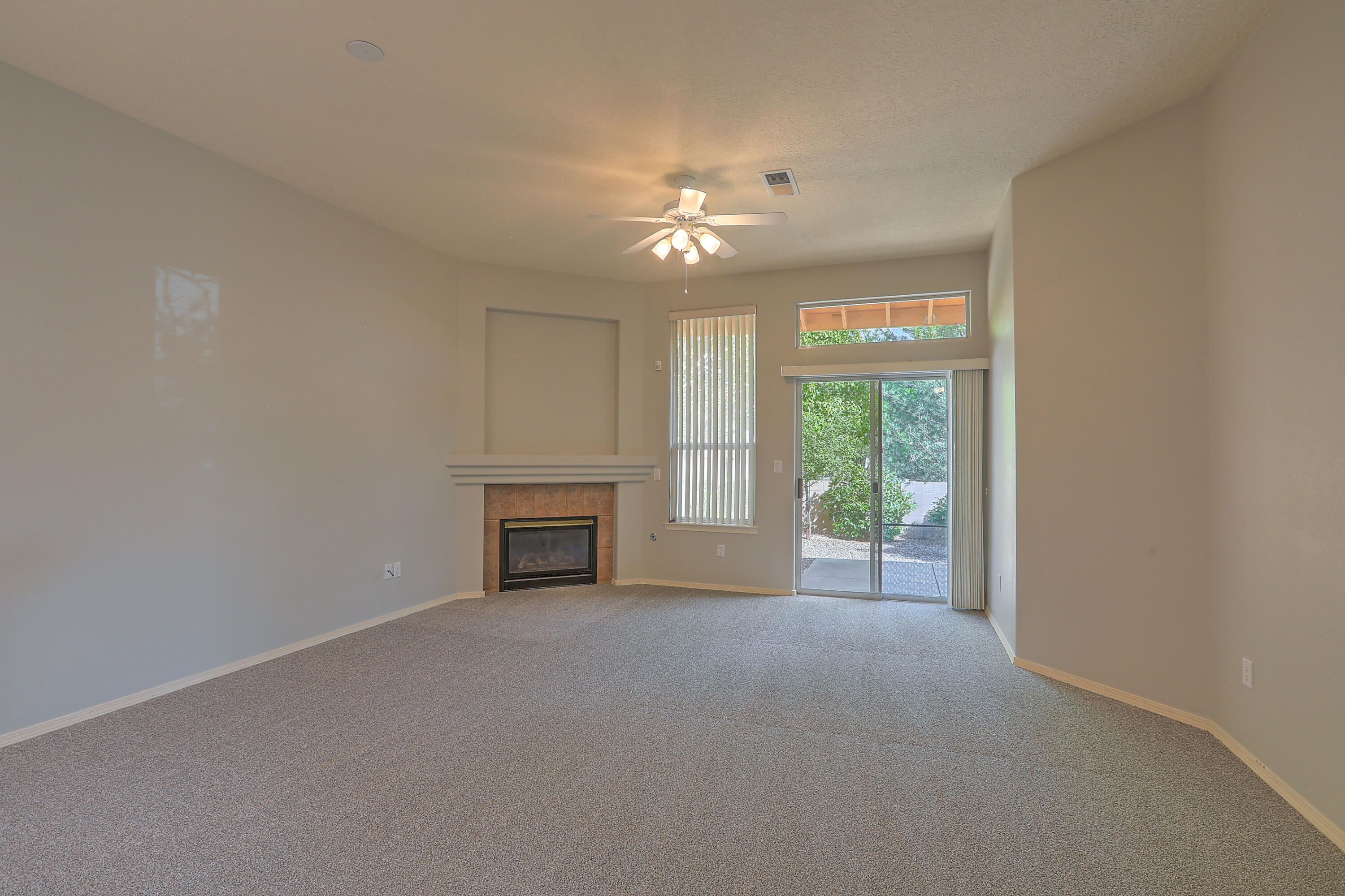 712 Renaissance Loop SE