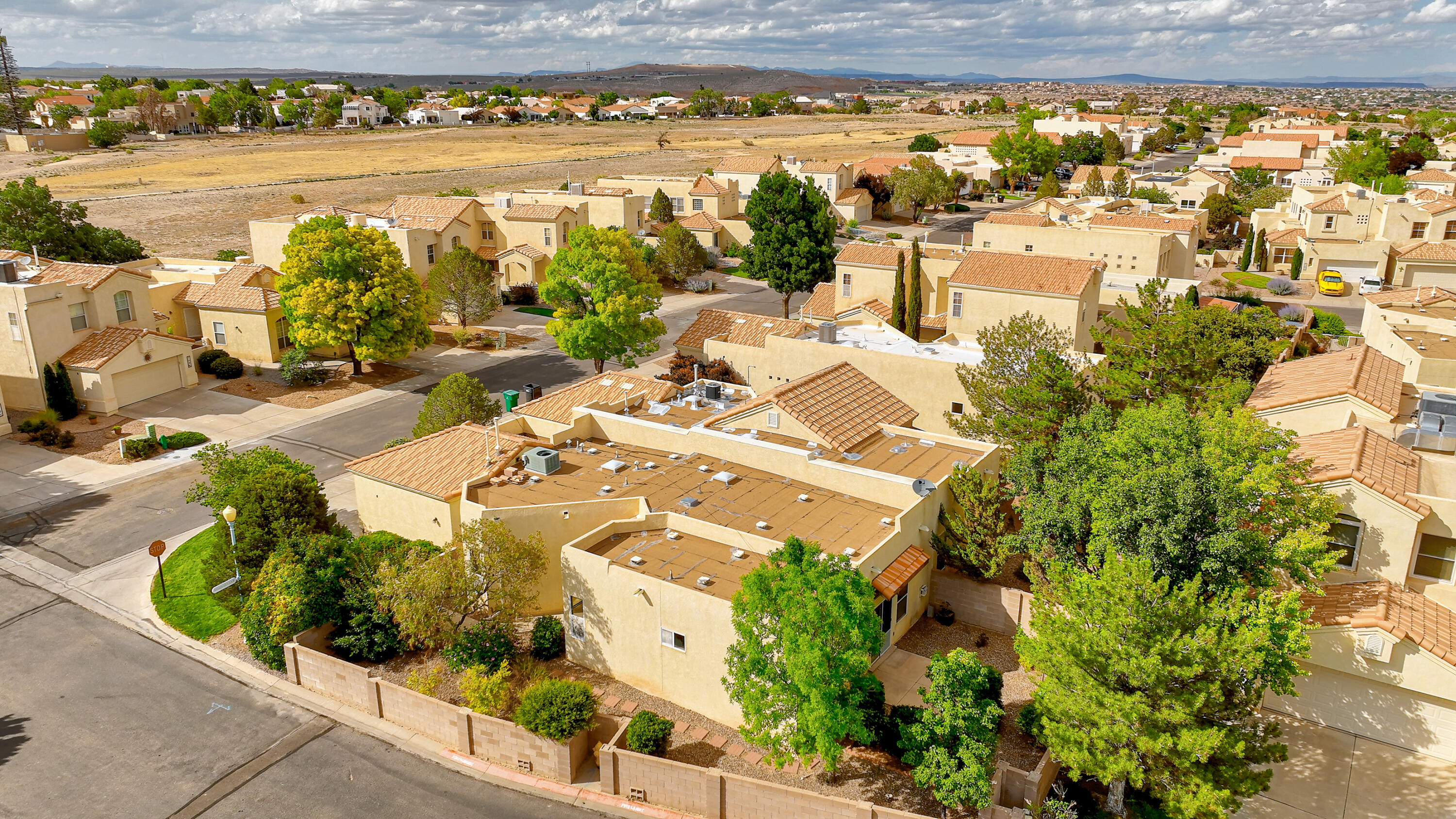 712 Renaissance Loop SE