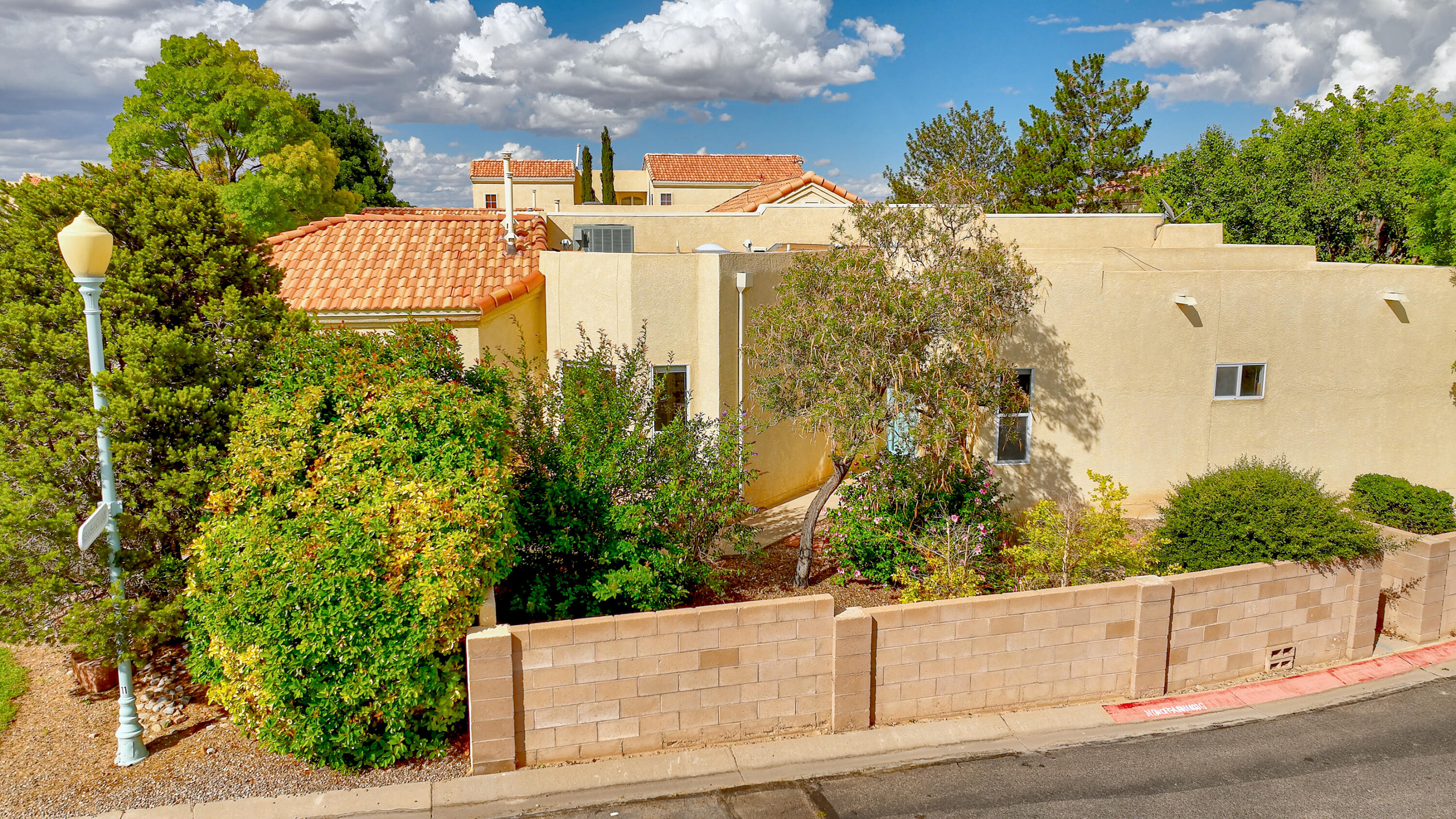 712 Renaissance Loop SE