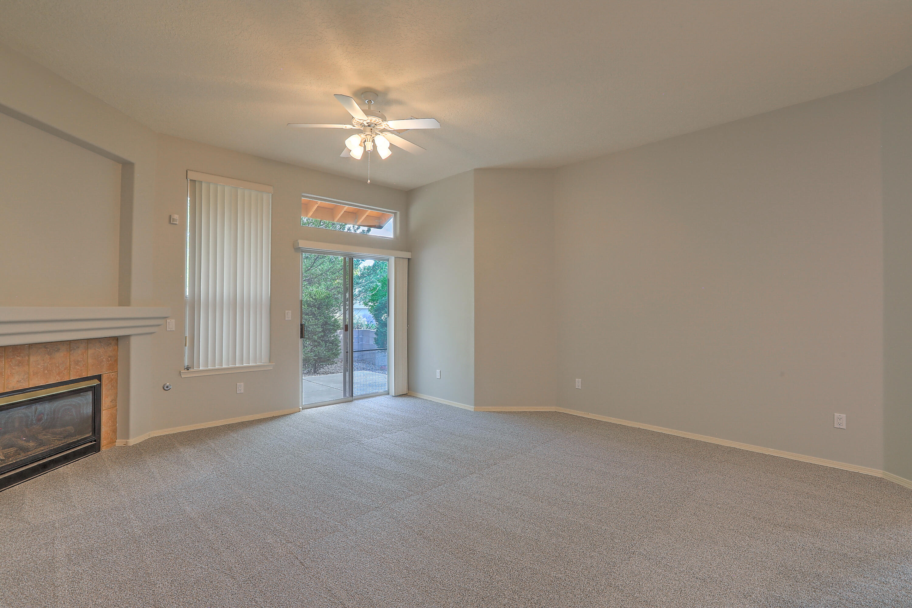 712 Renaissance Loop SE