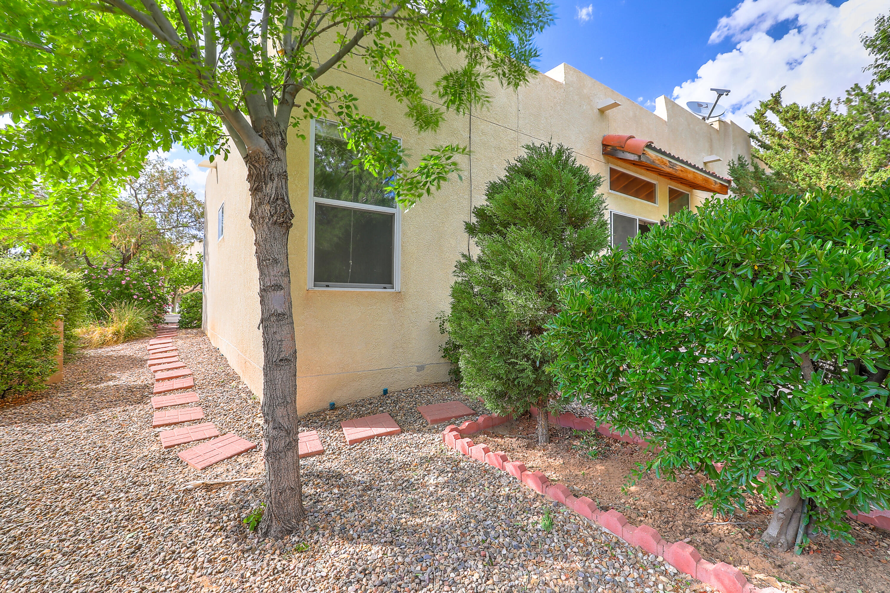 712 Renaissance Loop SE