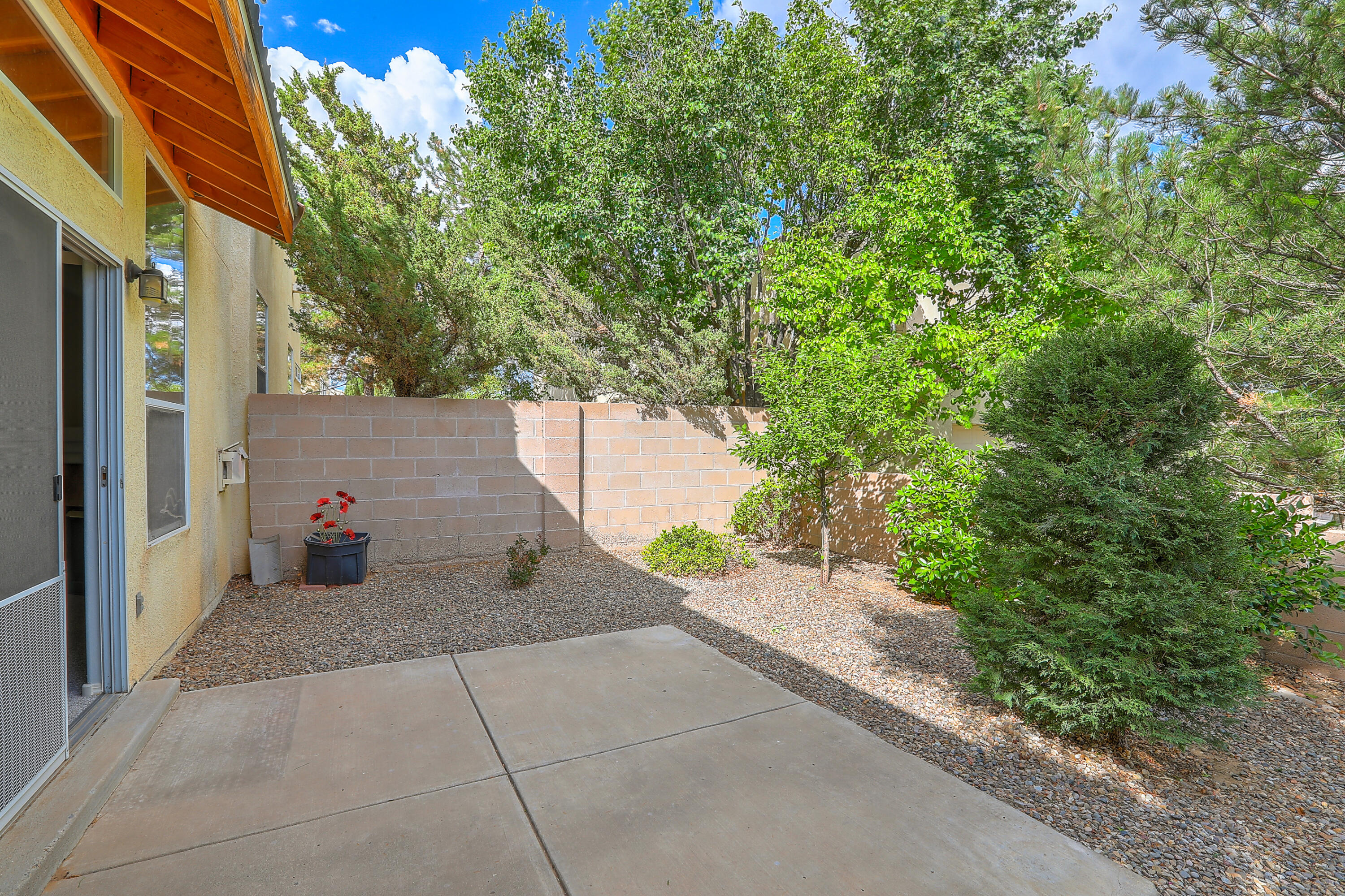 712 Renaissance Loop SE