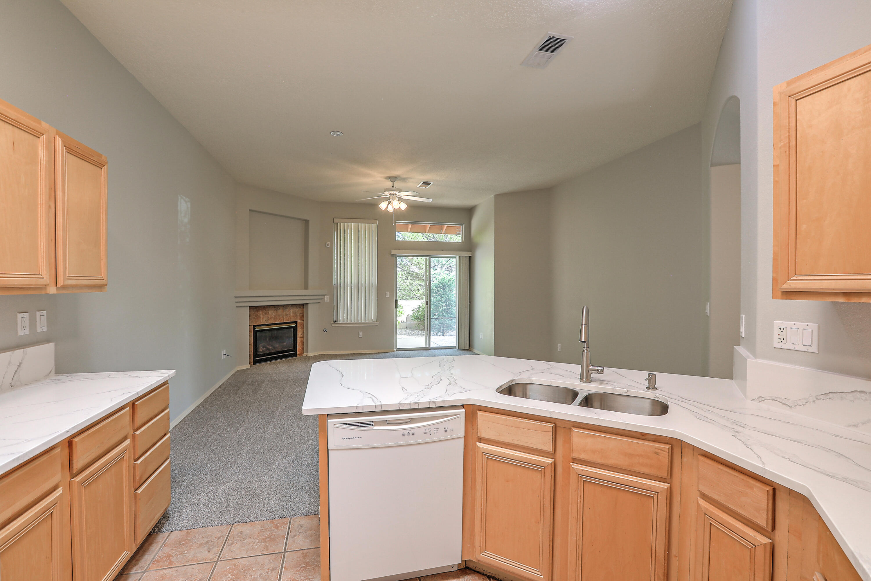 712 Renaissance Loop SE