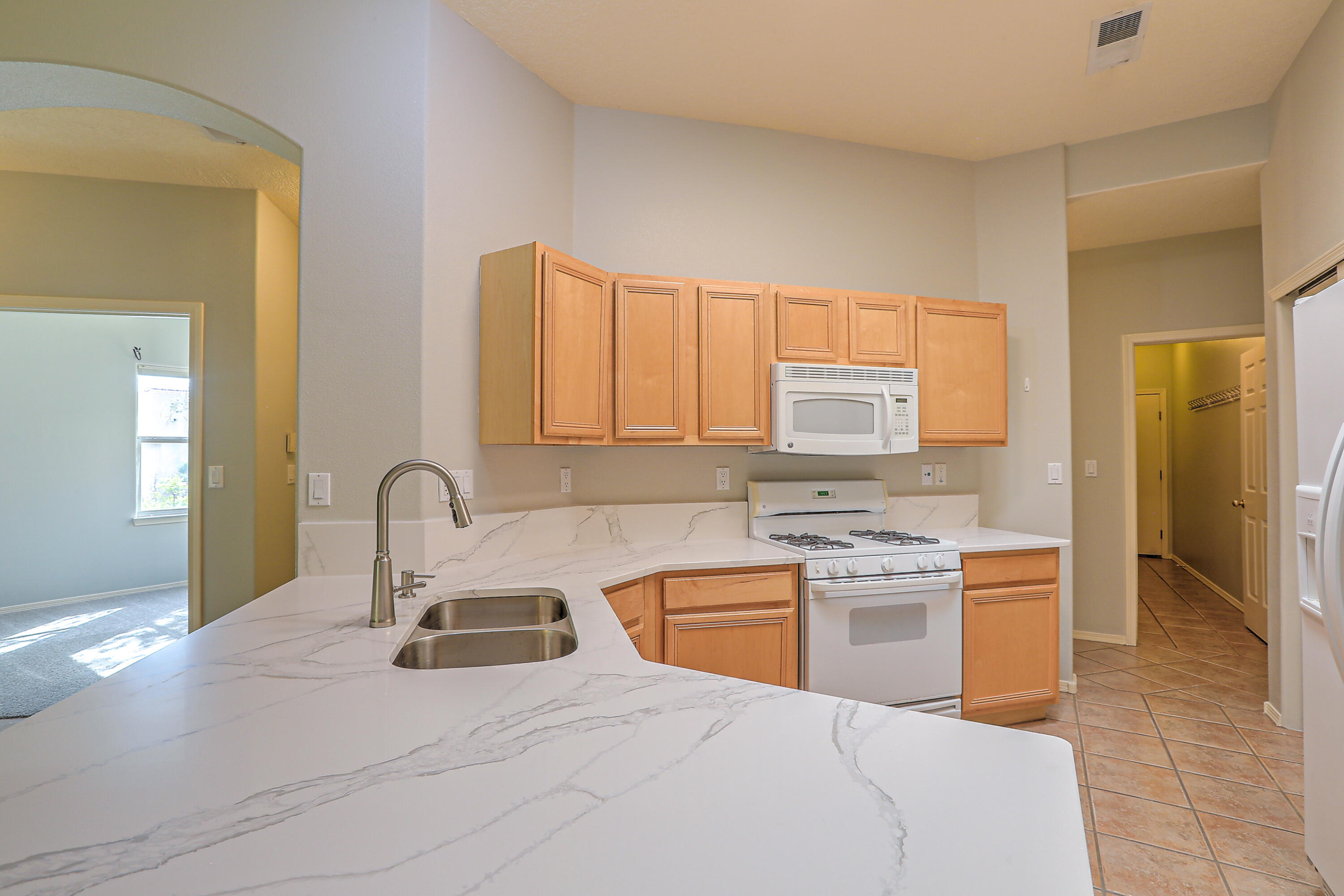 712 Renaissance Loop SE