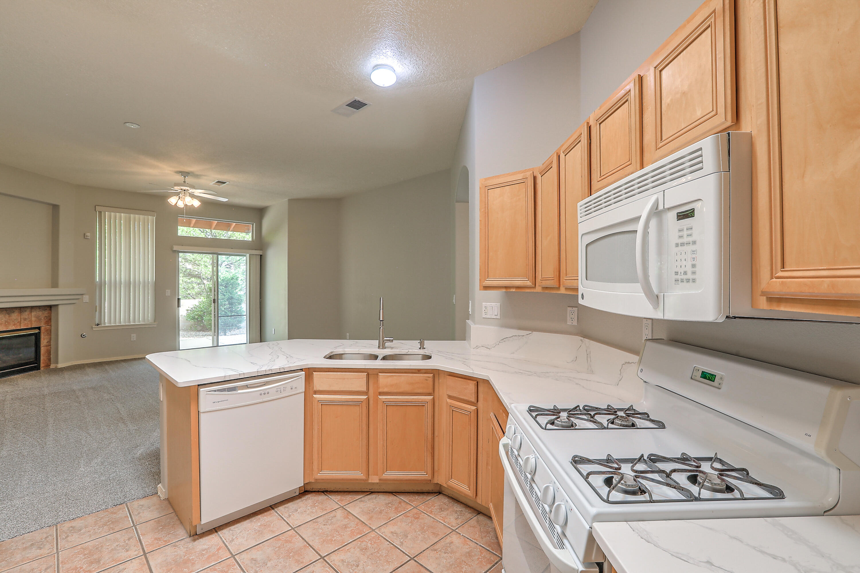 712 Renaissance Loop SE