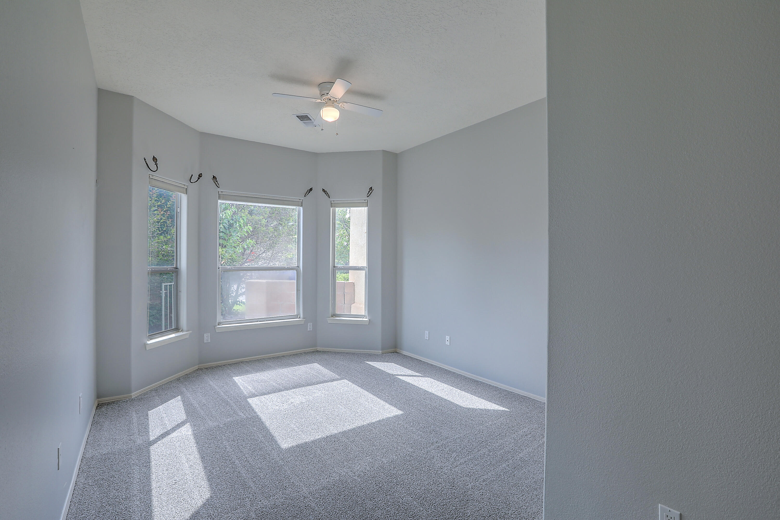 712 Renaissance Loop SE