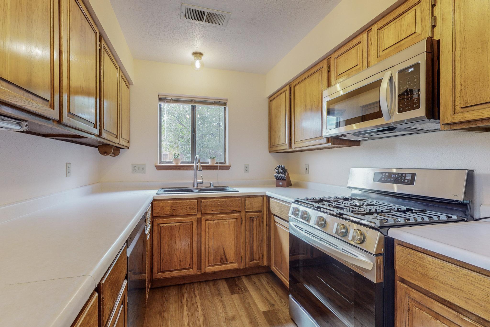 5825 Ave La Mirada NW