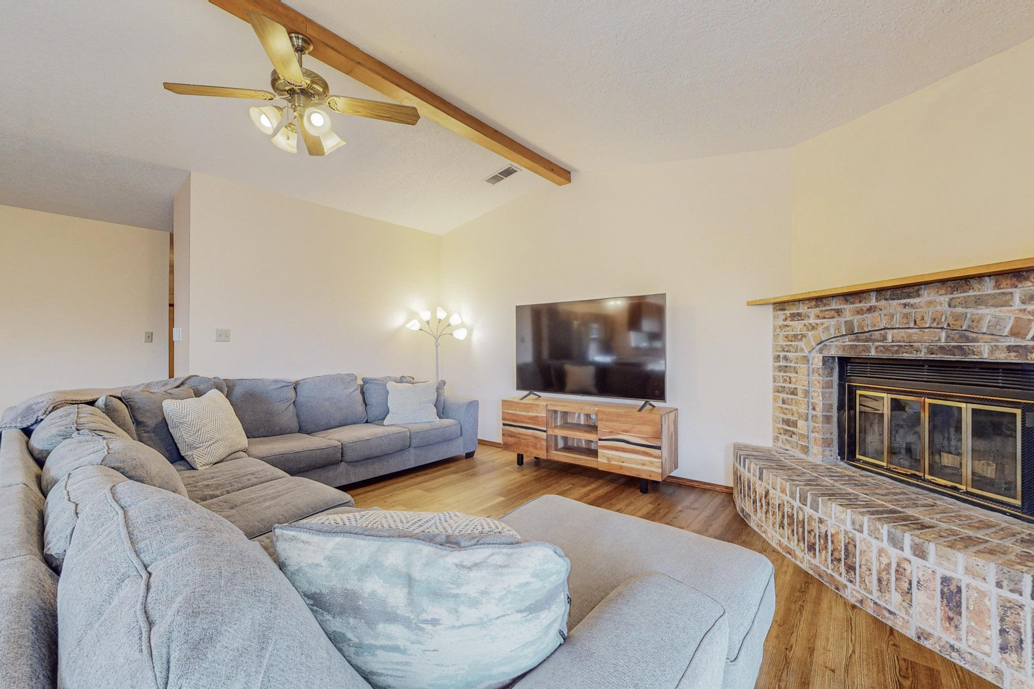 5825 Ave La Mirada NW