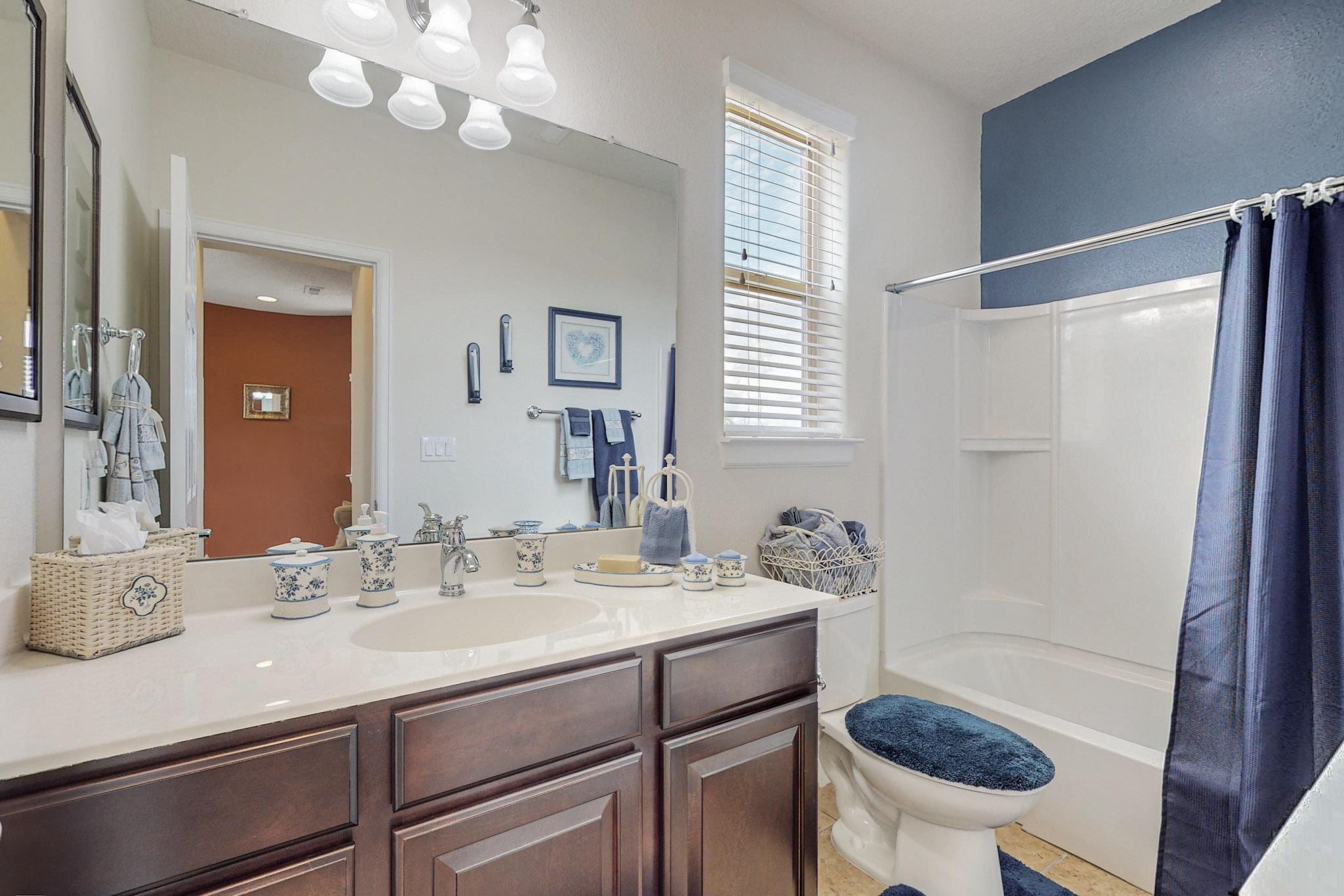 3916 Las Colinas Avenue NE