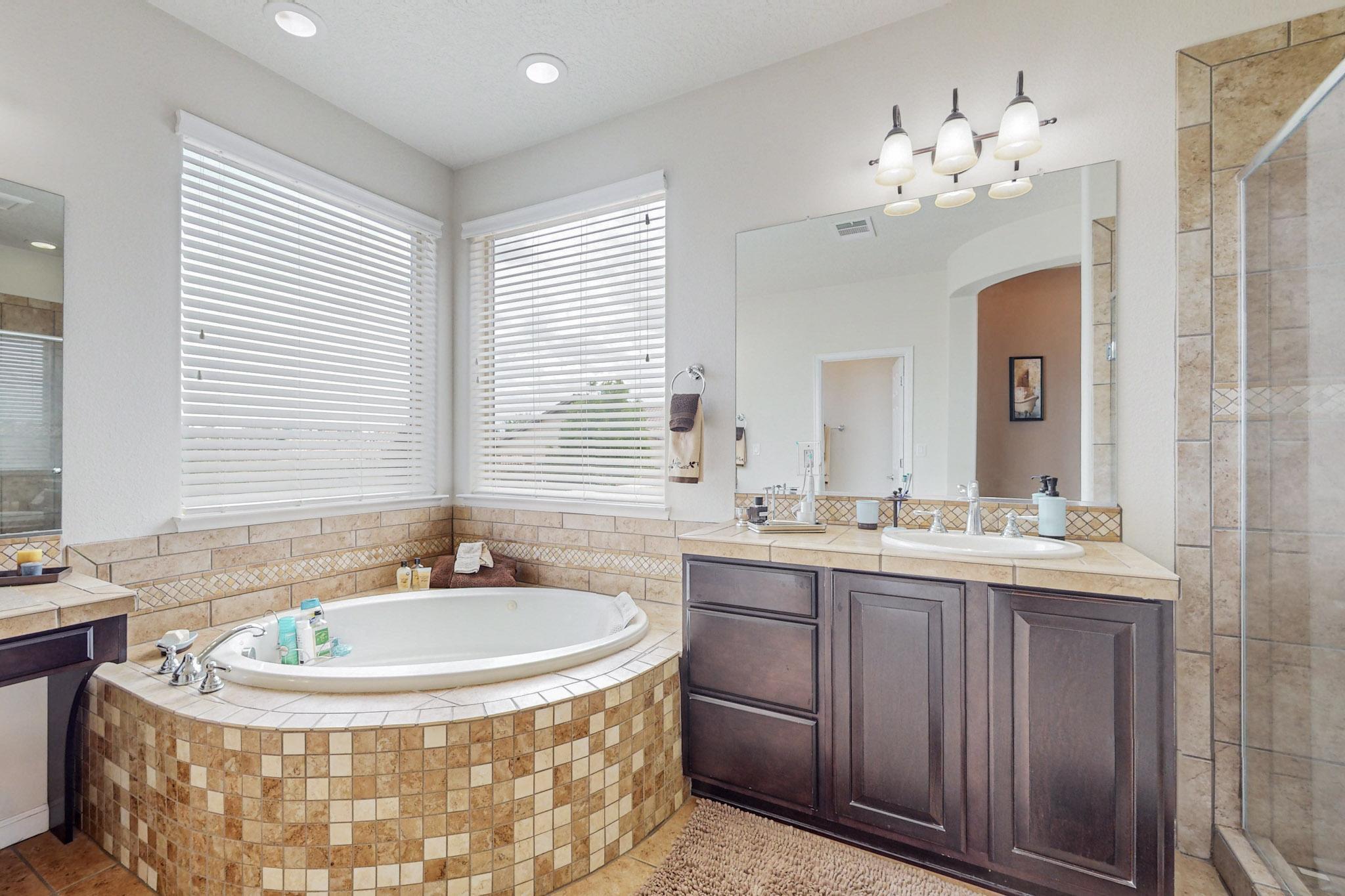 3916 Las Colinas Avenue NE