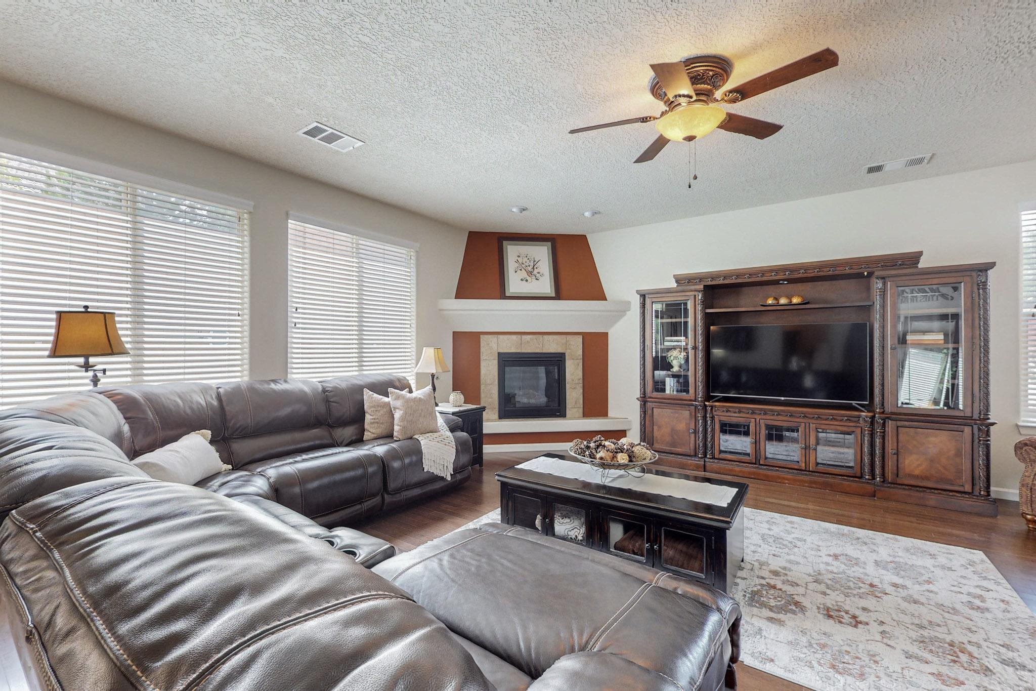 3916 Las Colinas Avenue NE