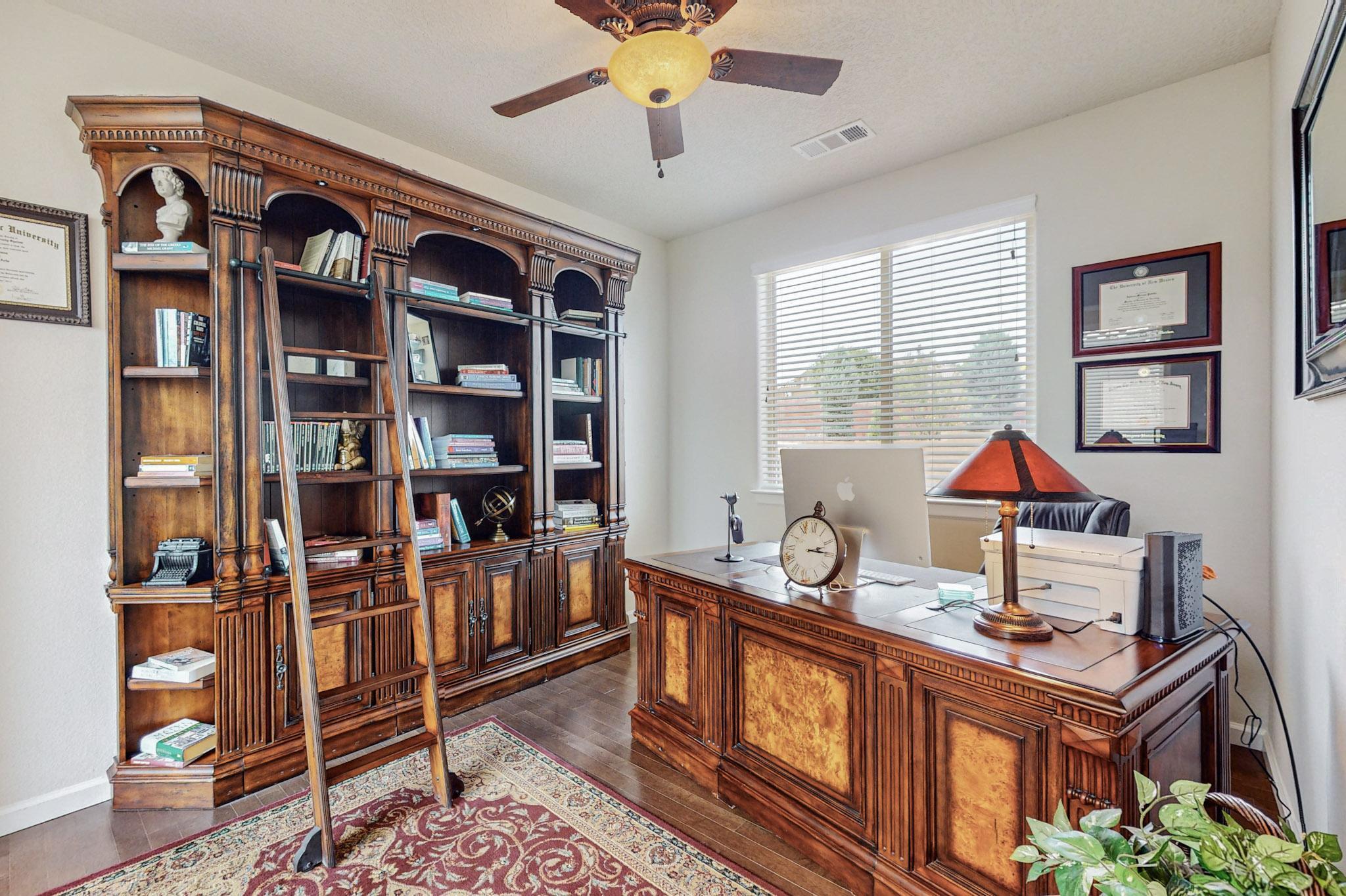 3916 Las Colinas Avenue NE