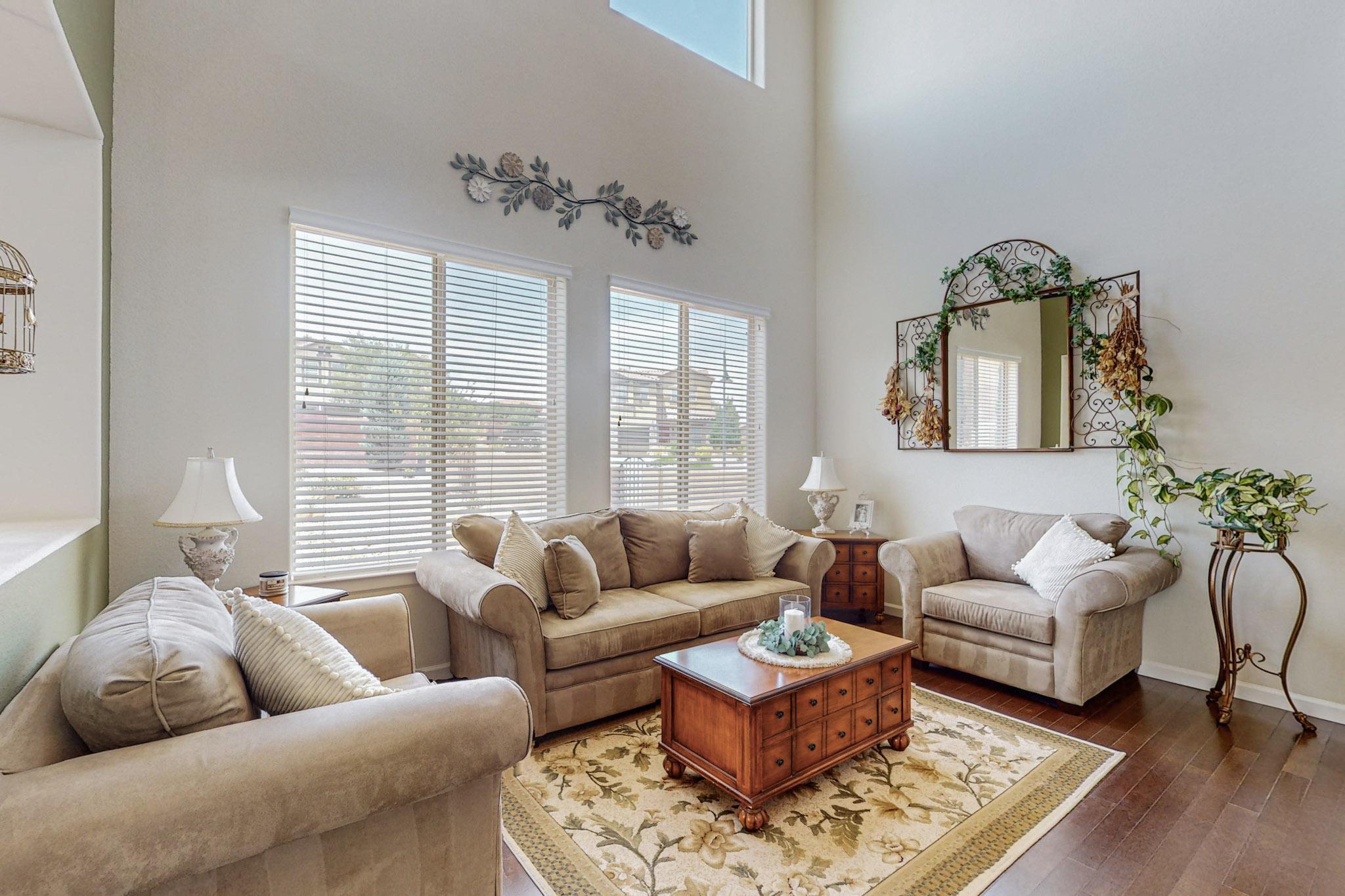 3916 Las Colinas Avenue NE