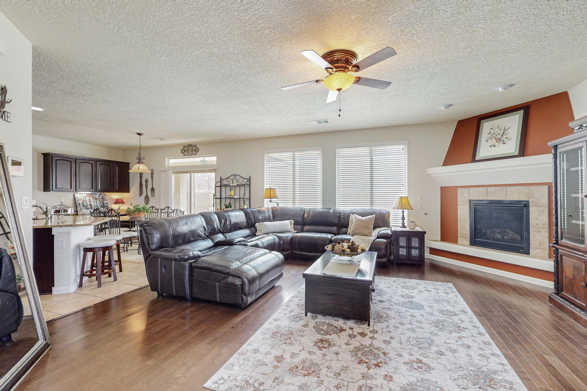 3916 Las Colinas Avenue NE