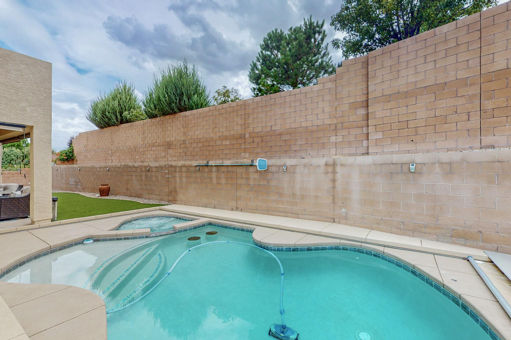 3916 Las Colinas Avenue NE