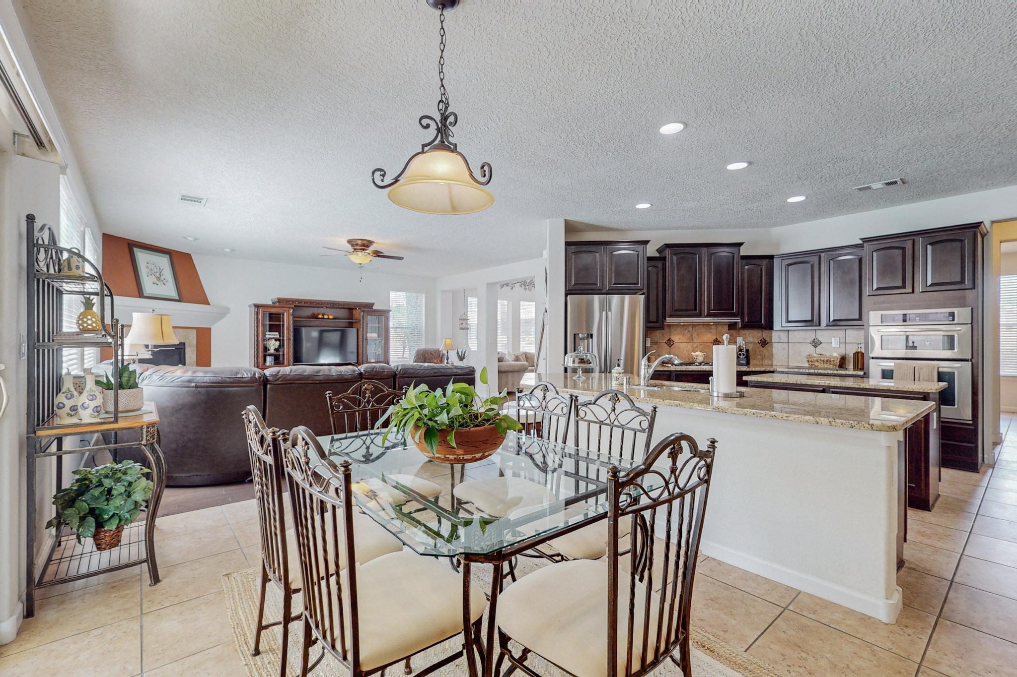 3916 Las Colinas Avenue NE